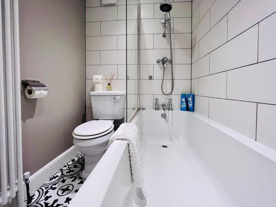 Smart-home In Original Victorian Building Apartment *
