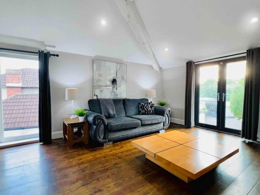 Smart-home In Original Victorian Building Apartment *