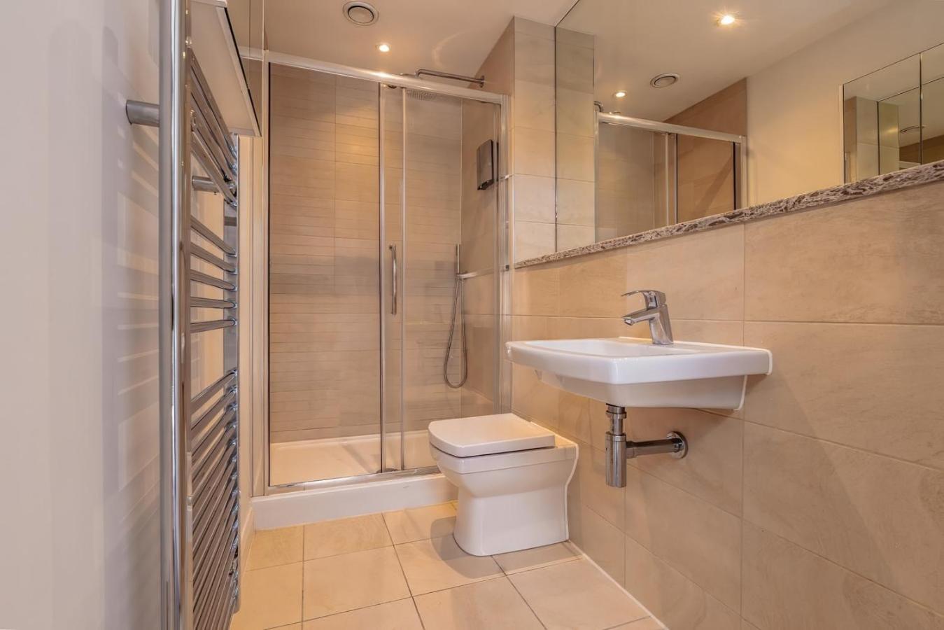 Iconic Garden Apt, Steps From Centre & Cafes Apartment