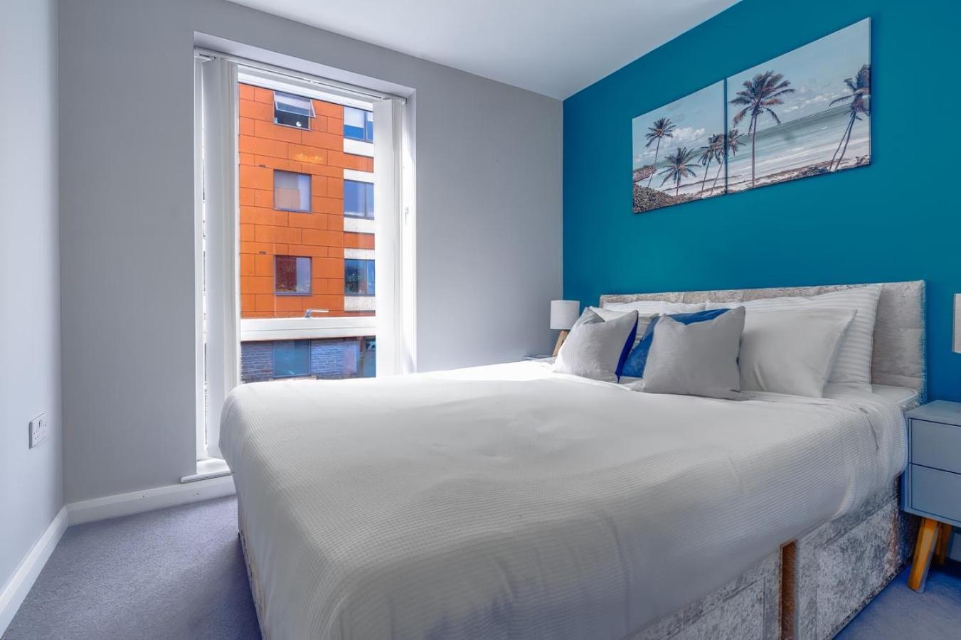 Iconic Garden Apt, Steps From Centre & Cafes Apartment