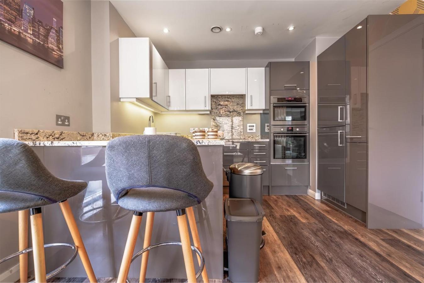 Iconic Garden Apt, Steps From Centre & Cafes Apartment *