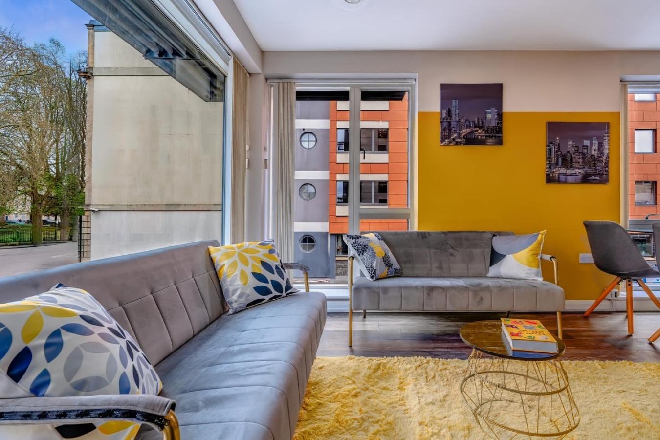 Iconic Garden Apt, Steps From Centre & Cafes *