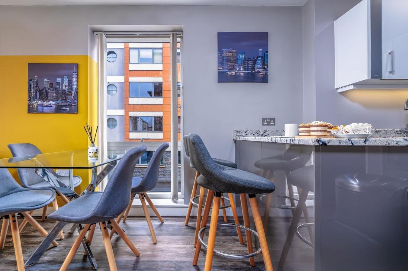 Iconic Garden Apt, Steps From Centre & Cafes Apartment