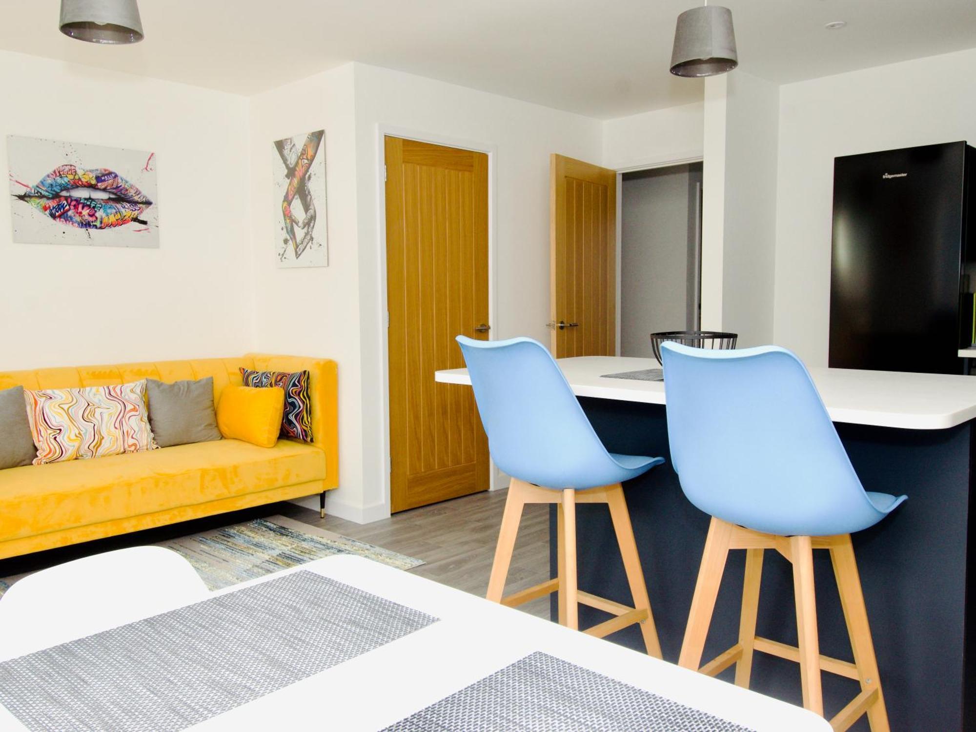 Hideaway House, Sleeps 9, With Parking * Bristol