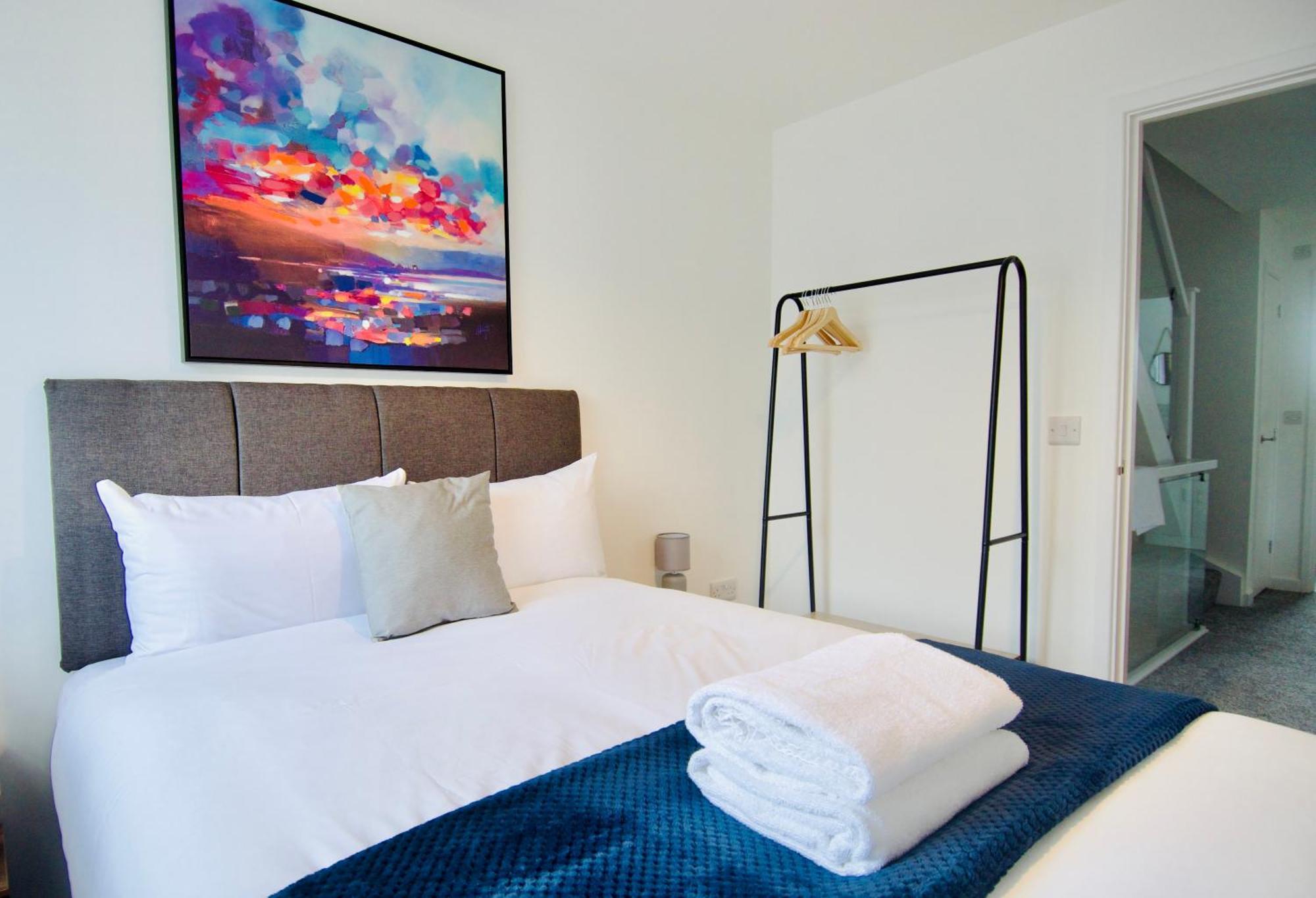 Hideaway House, Sleeps 9, With Parking Holiday home