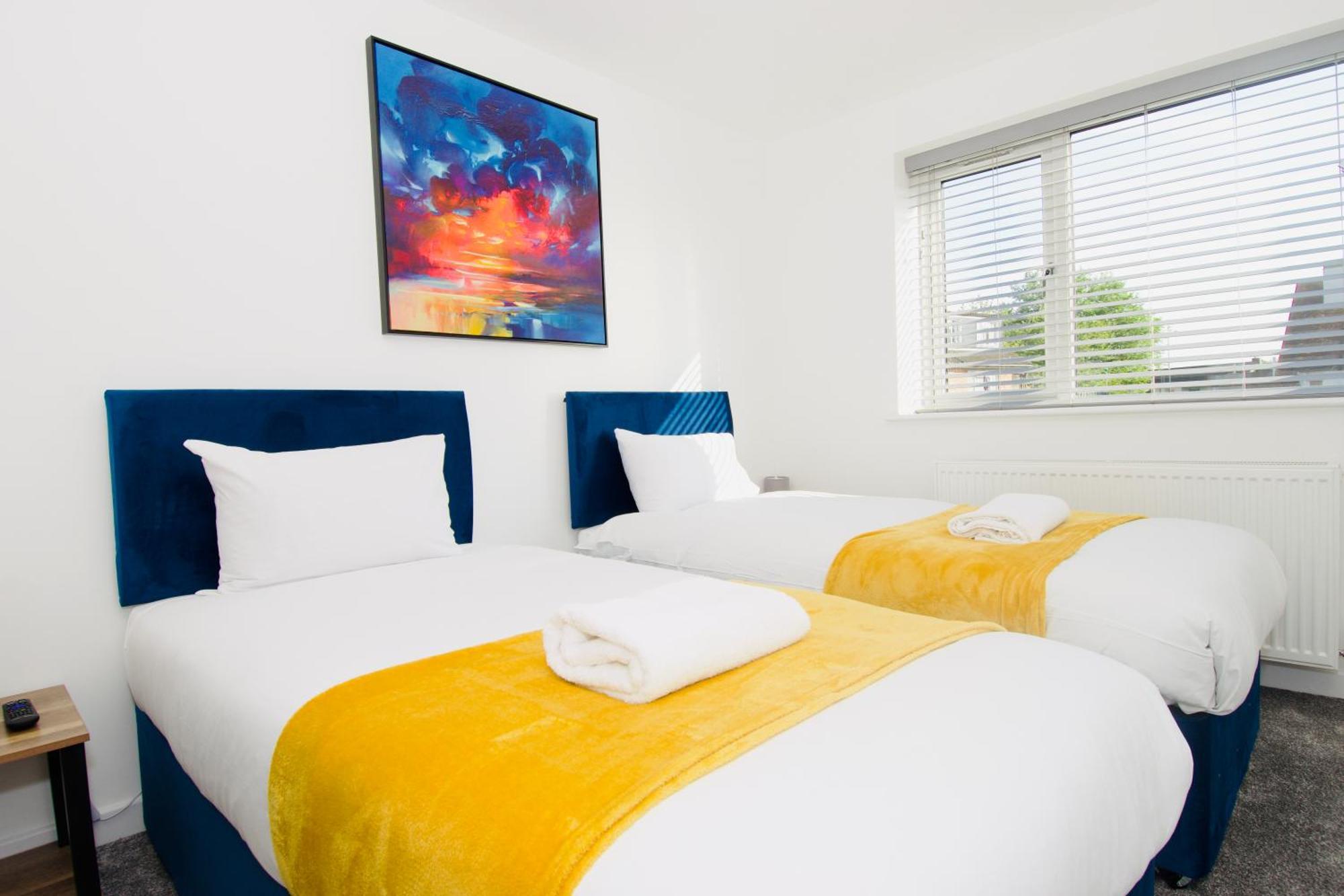 Hideaway House, Sleeps 9, With Parking Holiday home