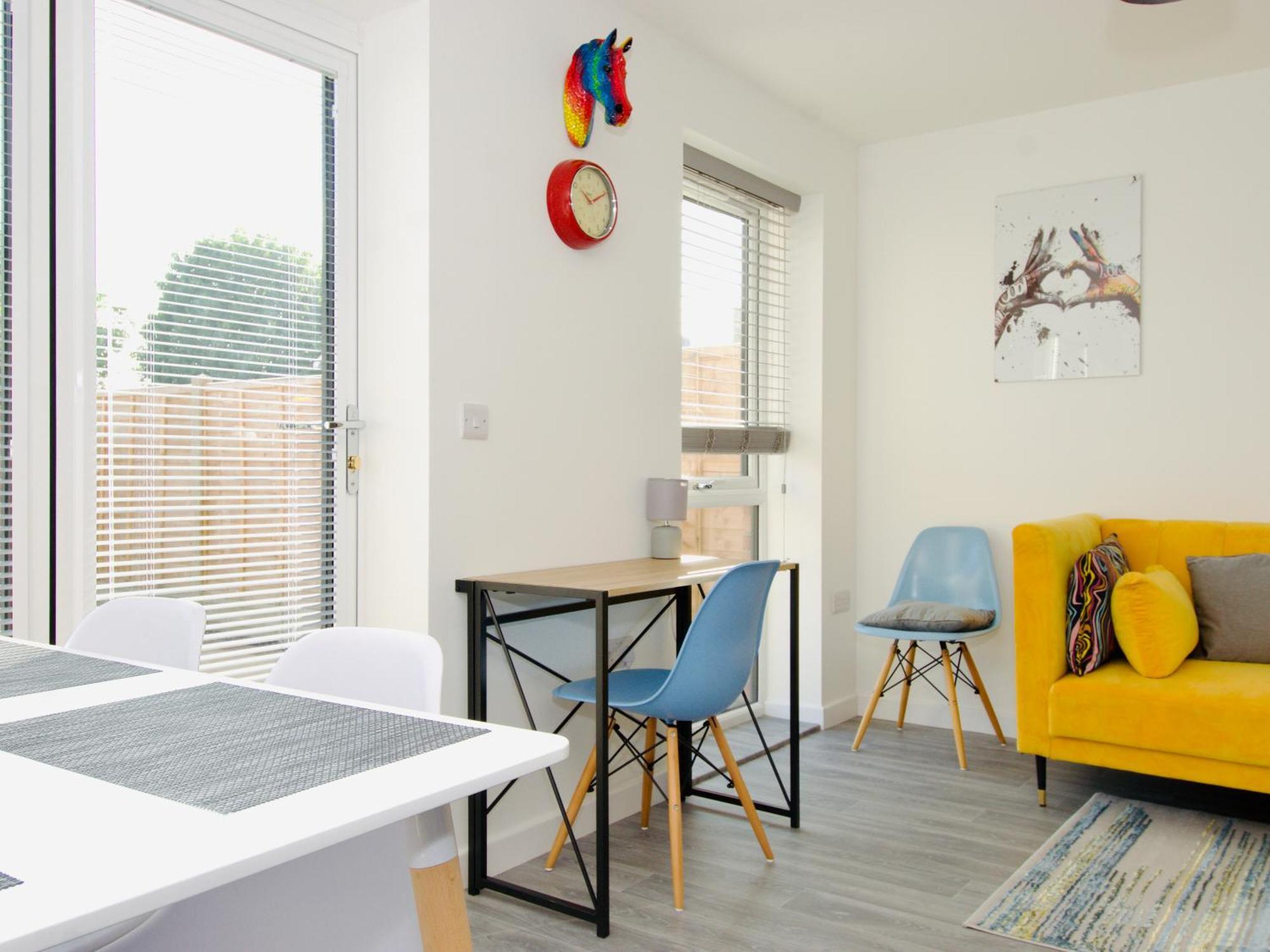 Hideaway House, Sleeps 9, With Parking Holiday home *
