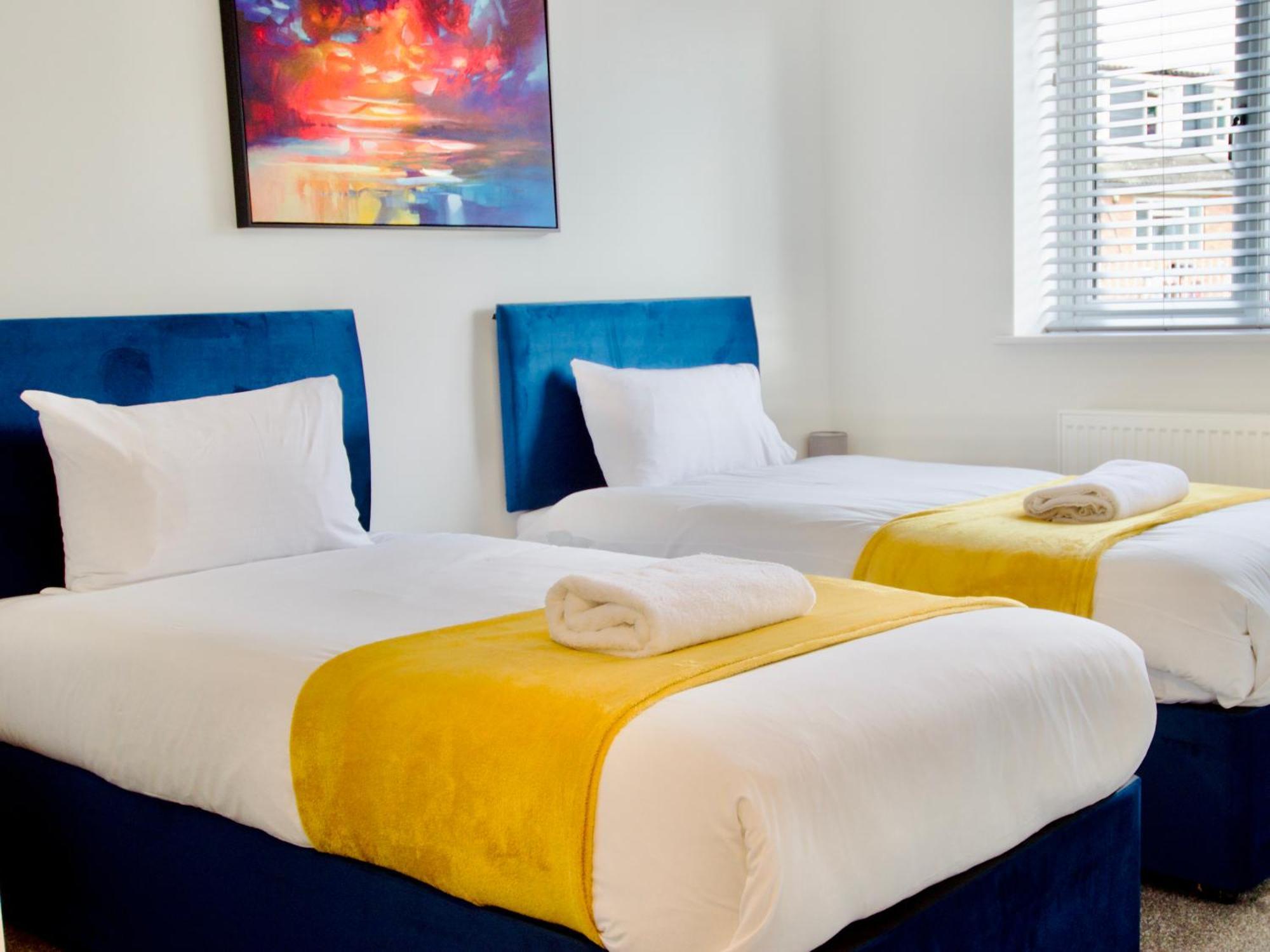 Hideaway House, Sleeps 9, With Parking Holiday home Bristol