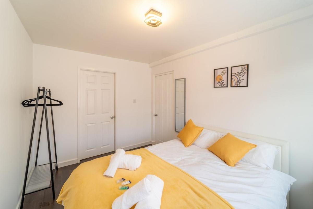 Stylish 4 Bed Henbury With Free Parking Holiday home *