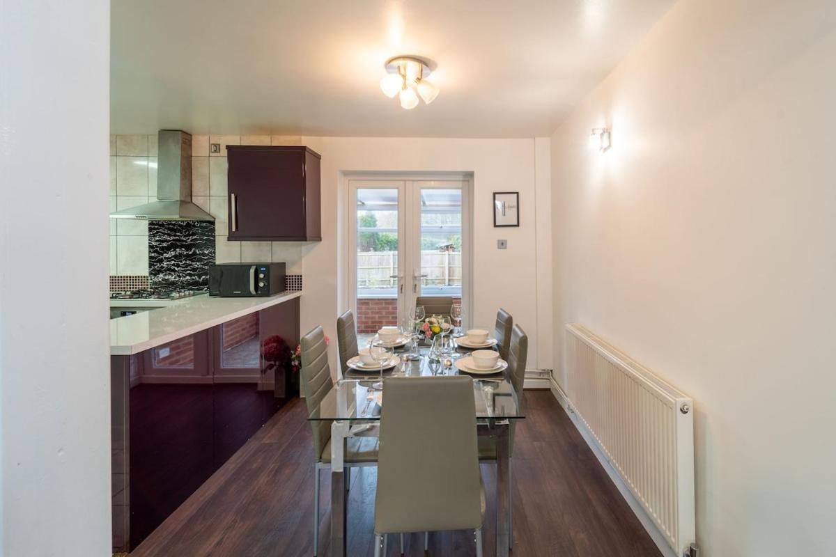 Stylish 4 Bed Henbury With Free Parking Holiday home