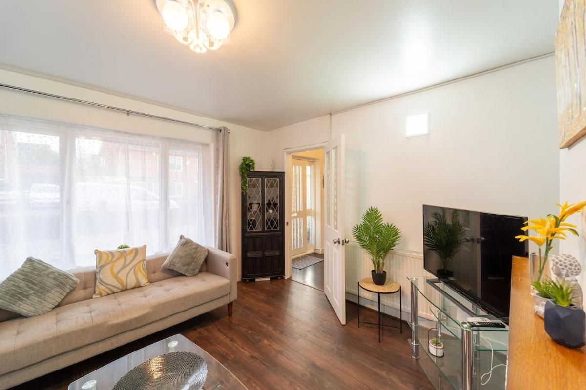 Stylish 4 Bed Henbury With Free Parking Holiday home Bristol