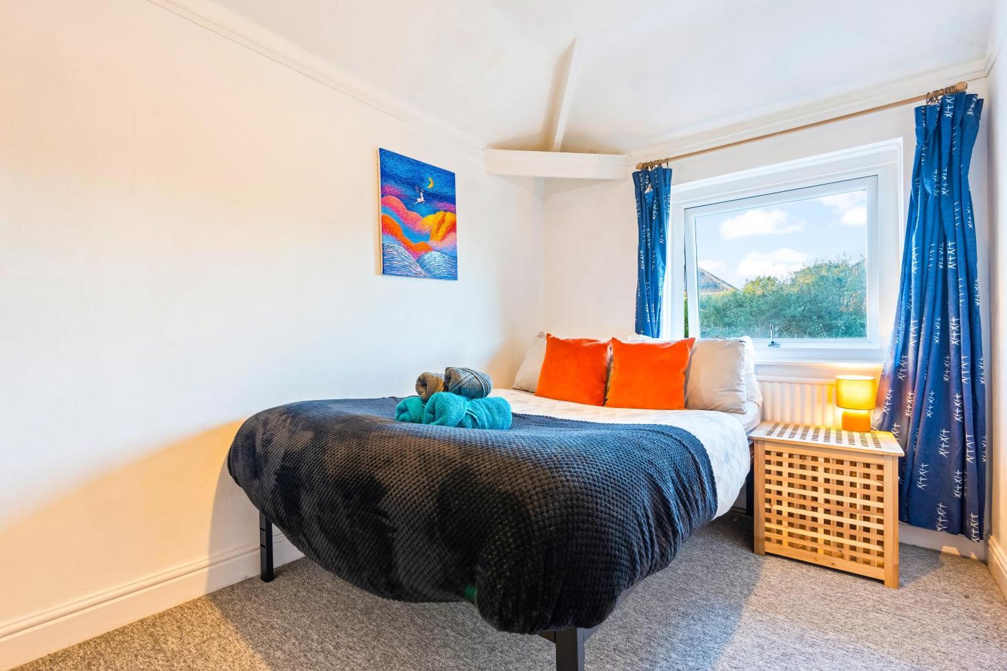 Wood Fire And Parking Large 4-bed House Extended Holiday home