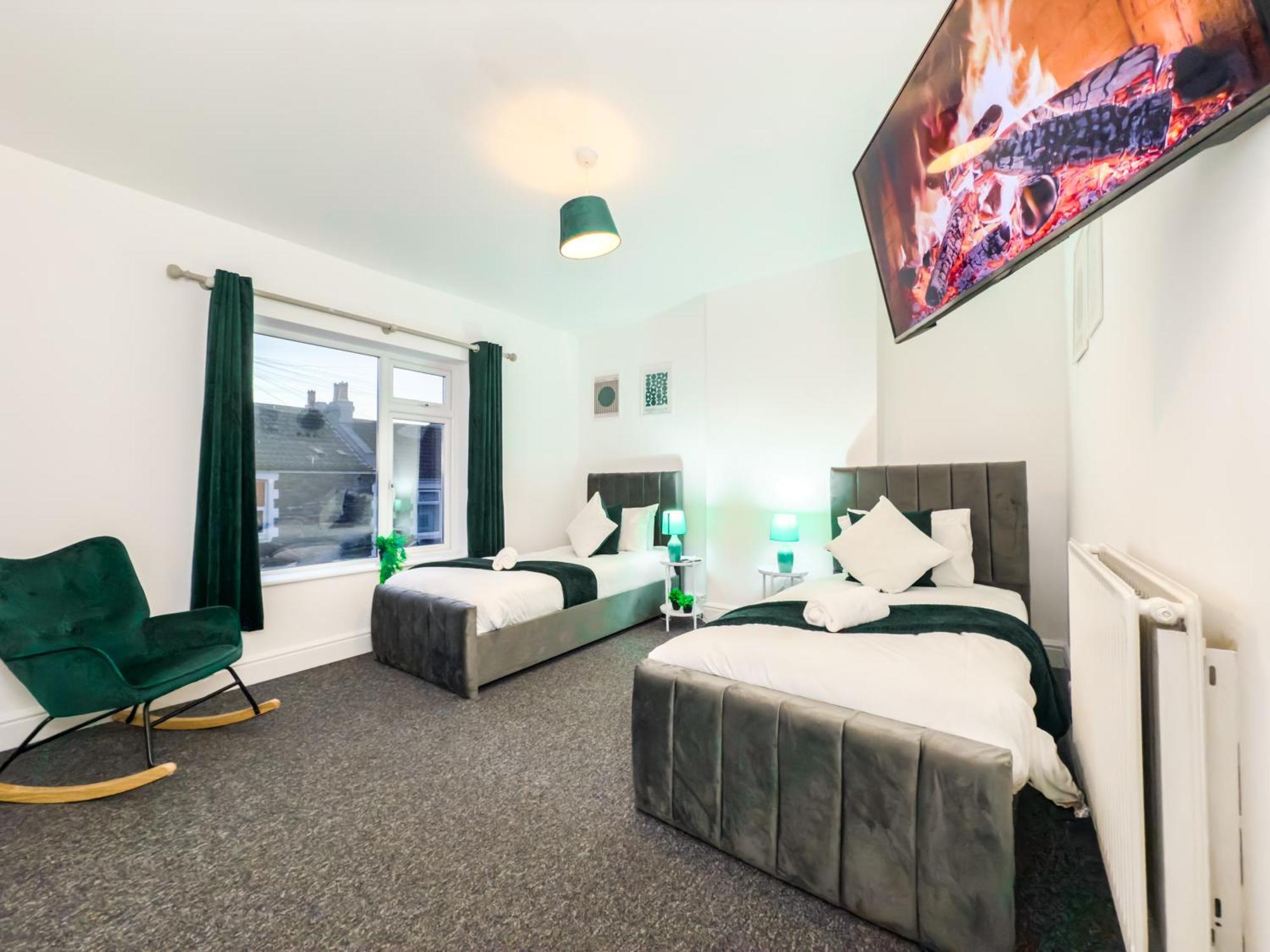Bauhaus 4 Bedroom House By Altoluxoexperience Short Lets & Serviced With Free Parking *