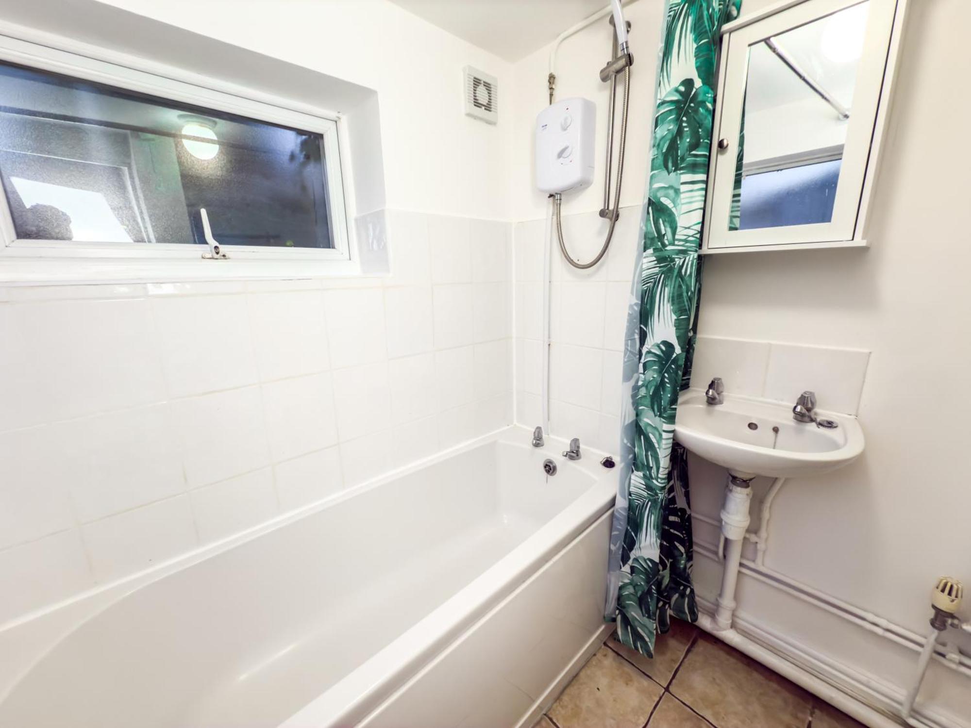 Bauhaus 4 Bedroom House By Altoluxoexperience Short Lets & Serviced With Free Parking
