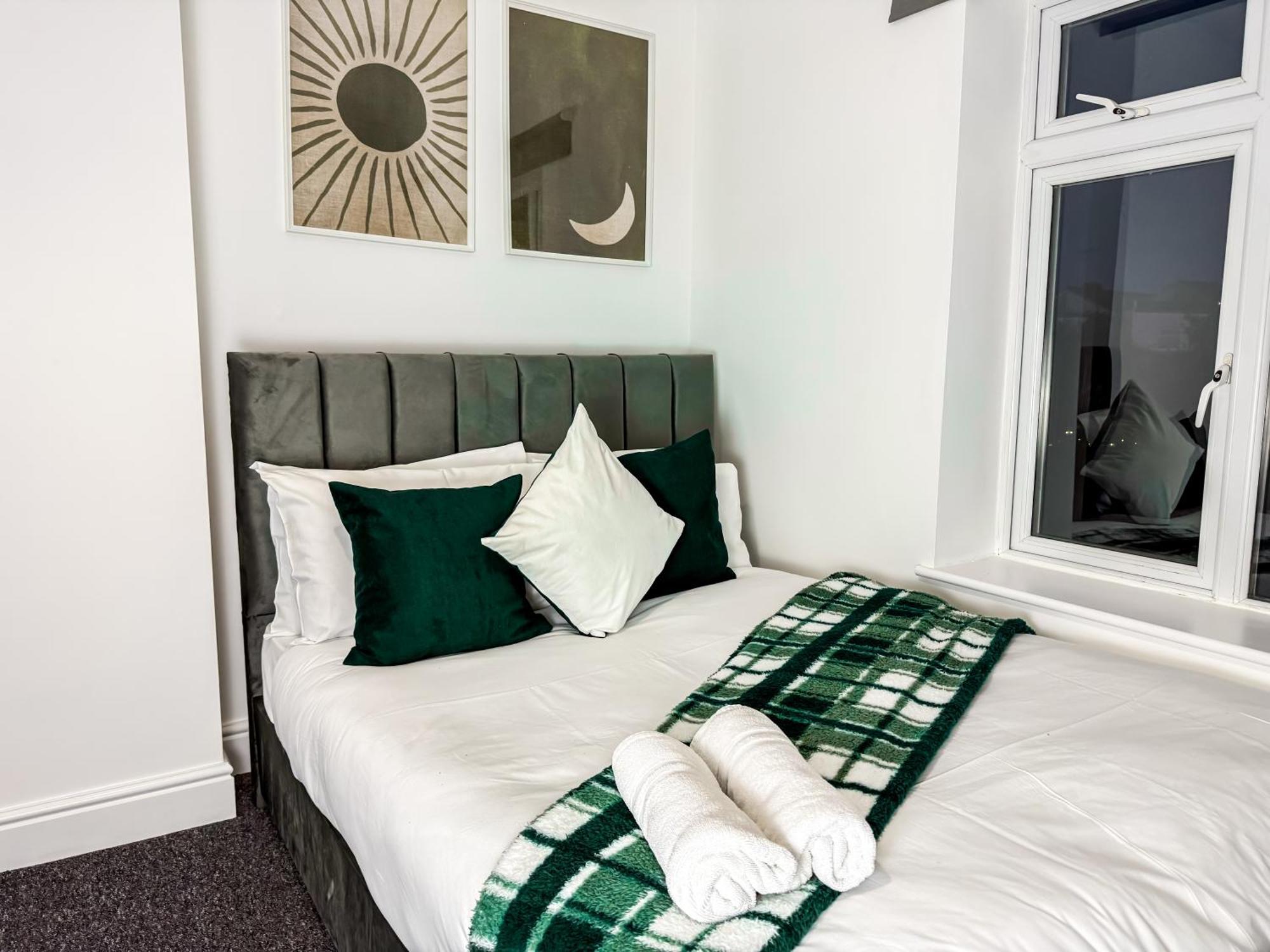 Bauhaus 4 Bedroom House By Altoluxoexperience Short Lets & Serviced With Free Parking Holiday home