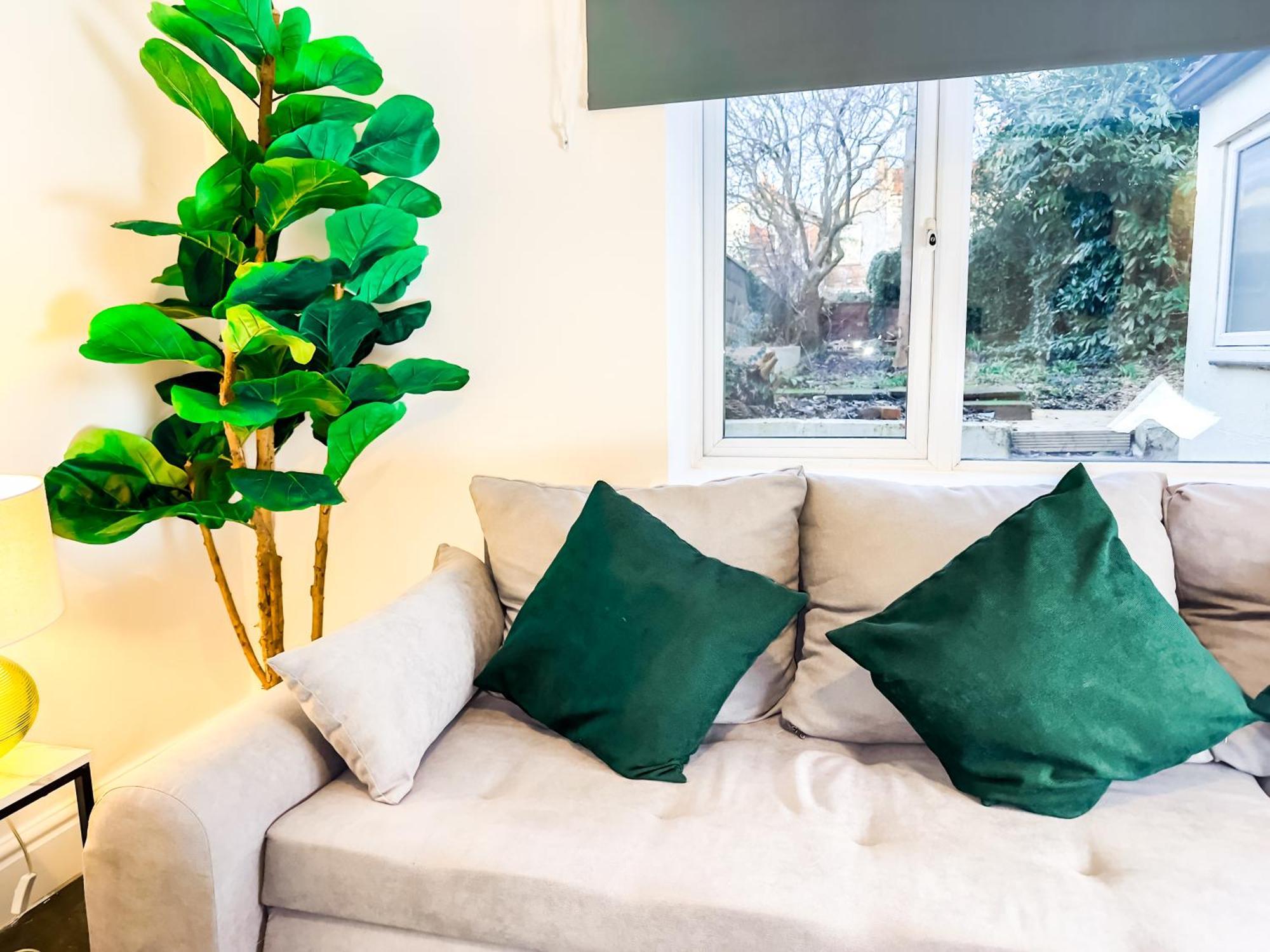 Bauhaus 4 Bedroom House By Altoluxoexperience Short Lets & Serviced With Free Parking Holiday home *