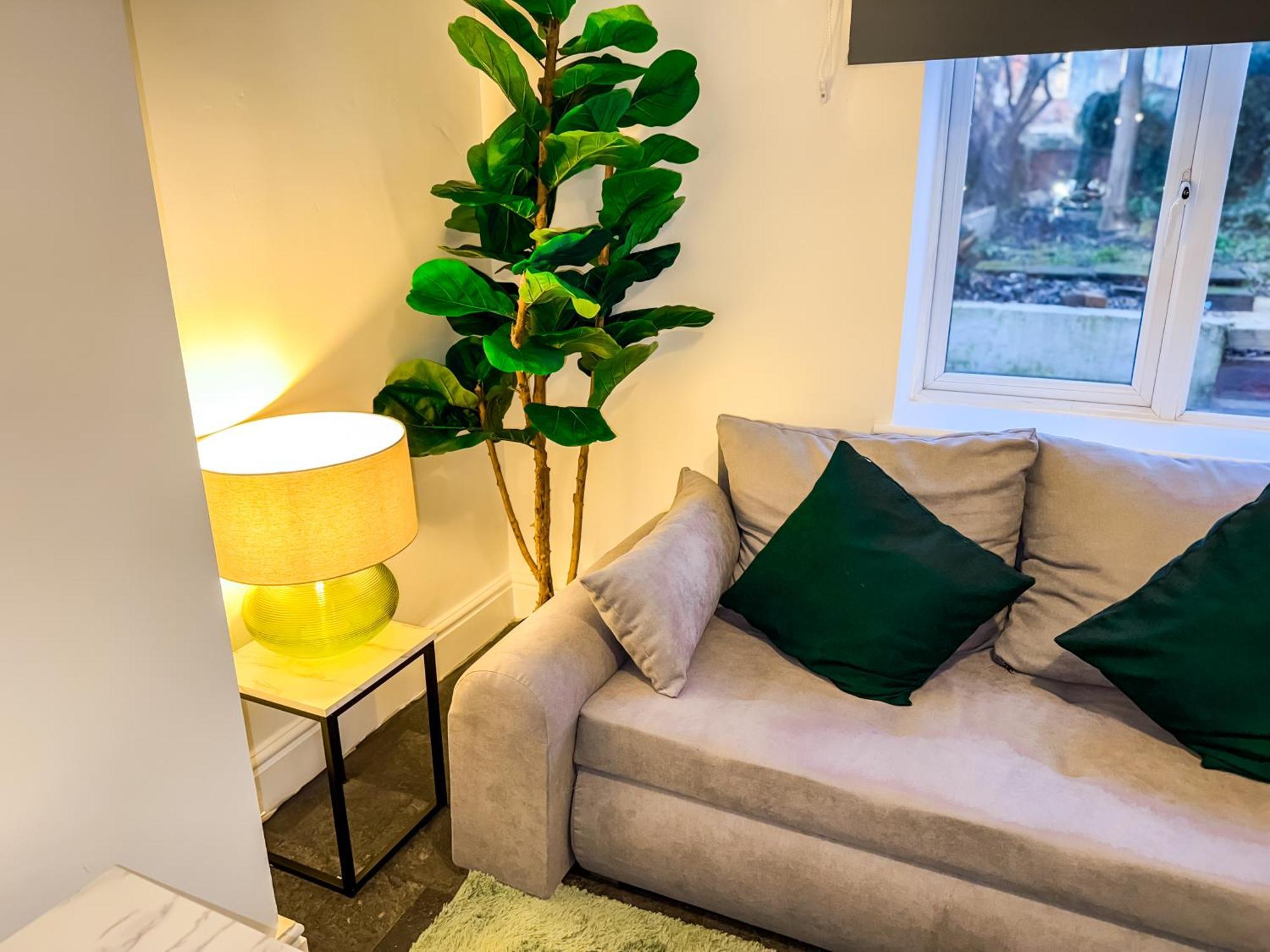 Bauhaus 4 Bedroom House By Altoluxoexperience Short Lets & Serviced With Free Parking *