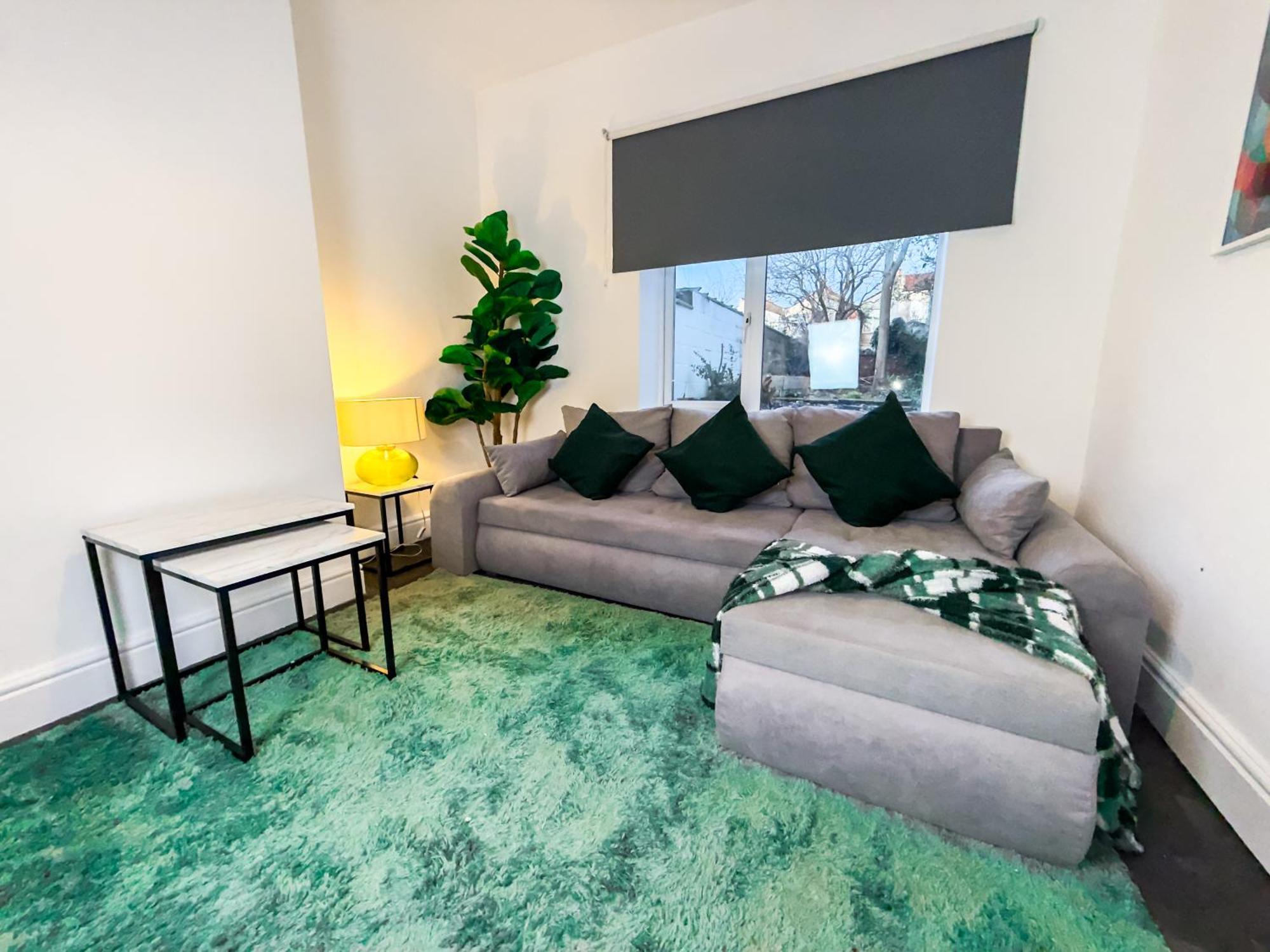 Bauhaus 4 Bedroom House By Altoluxoexperience Short Lets & Serviced With Free Parking Holiday home *