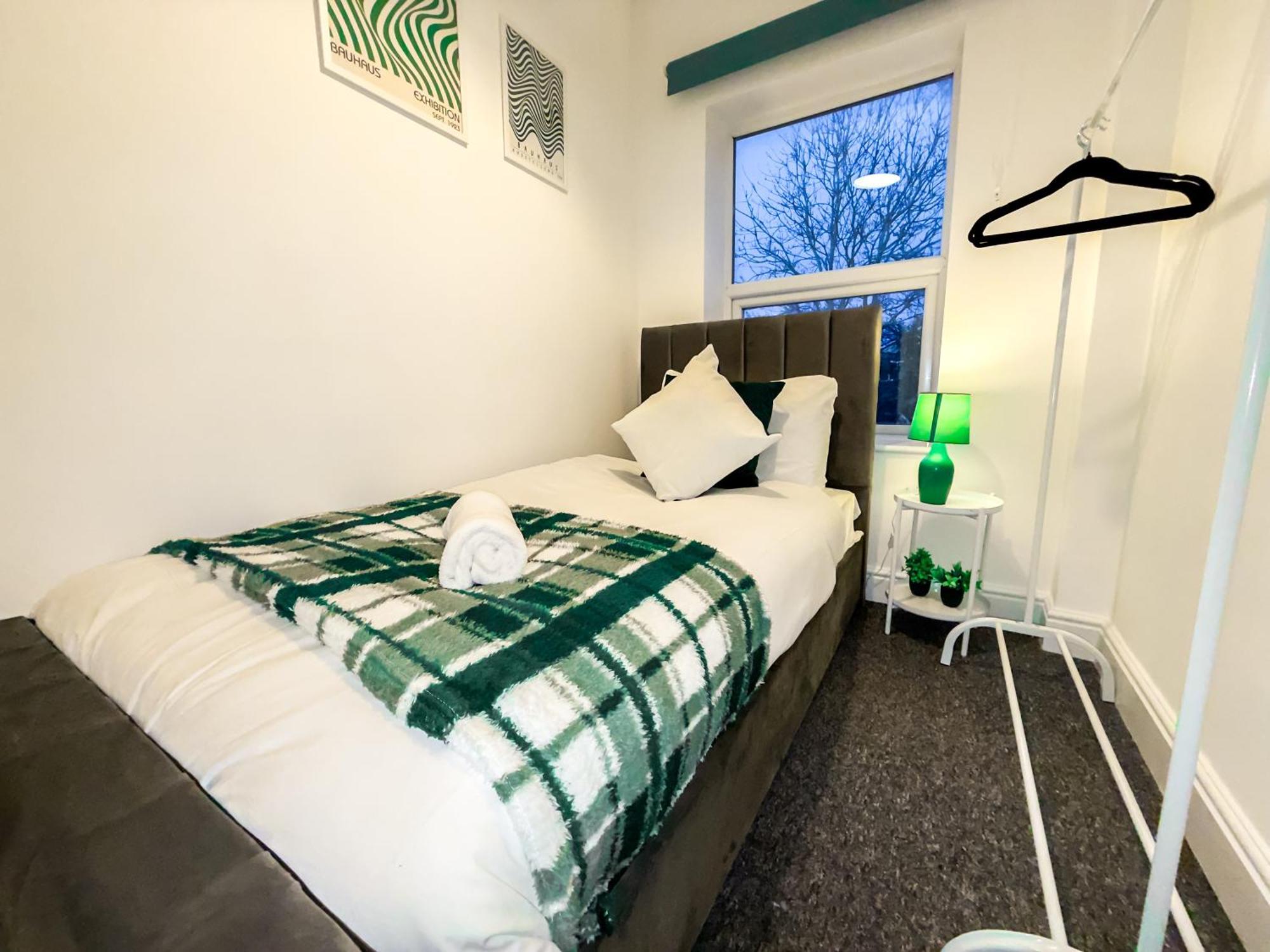 Bauhaus 4 Bedroom House By Altoluxoexperience Short Lets & Serviced With Free Parking Holiday home