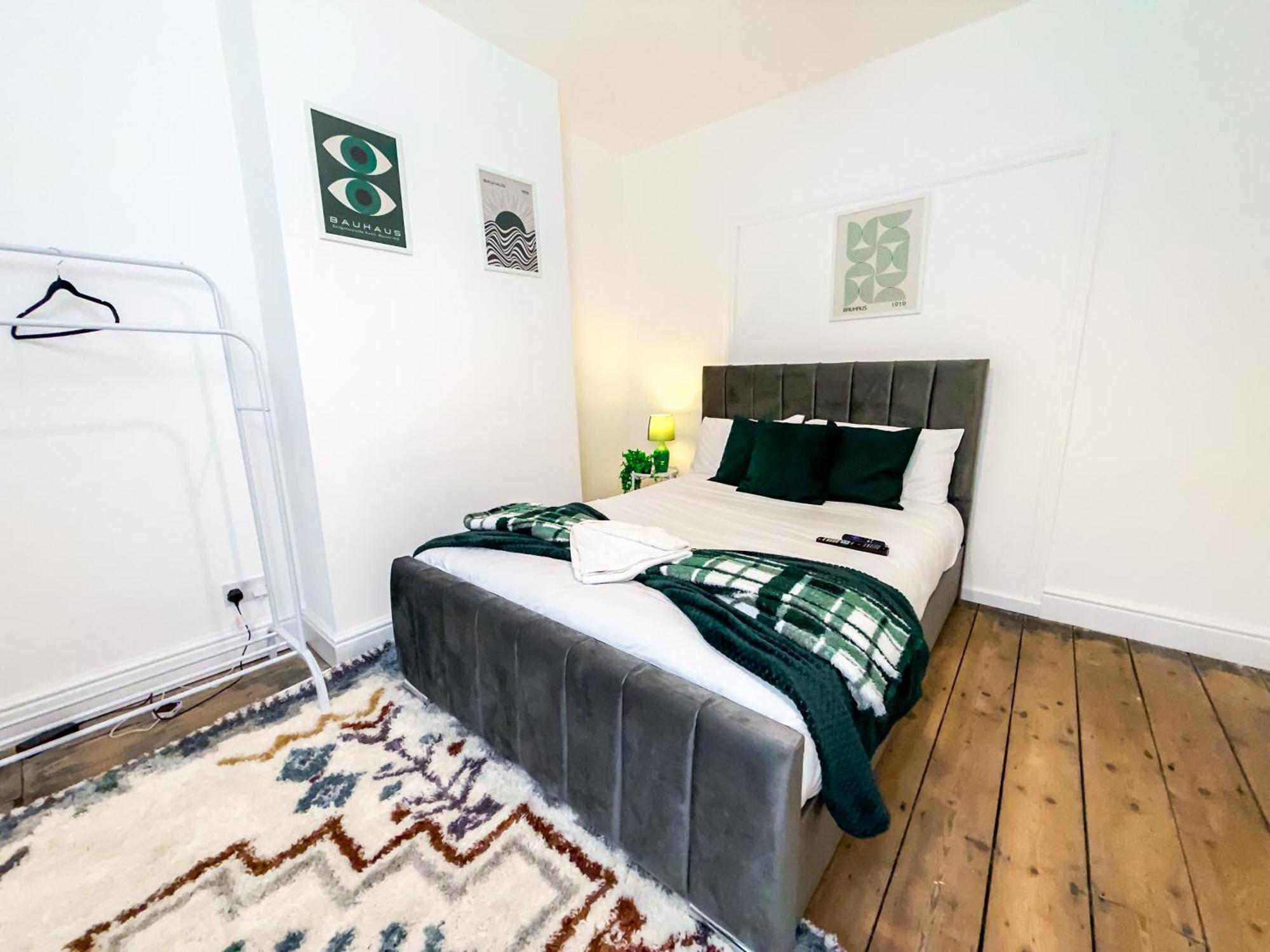 Bauhaus 4 Bedroom House By Altoluxoexperience Short Lets & Serviced With Free Parking Holiday home *