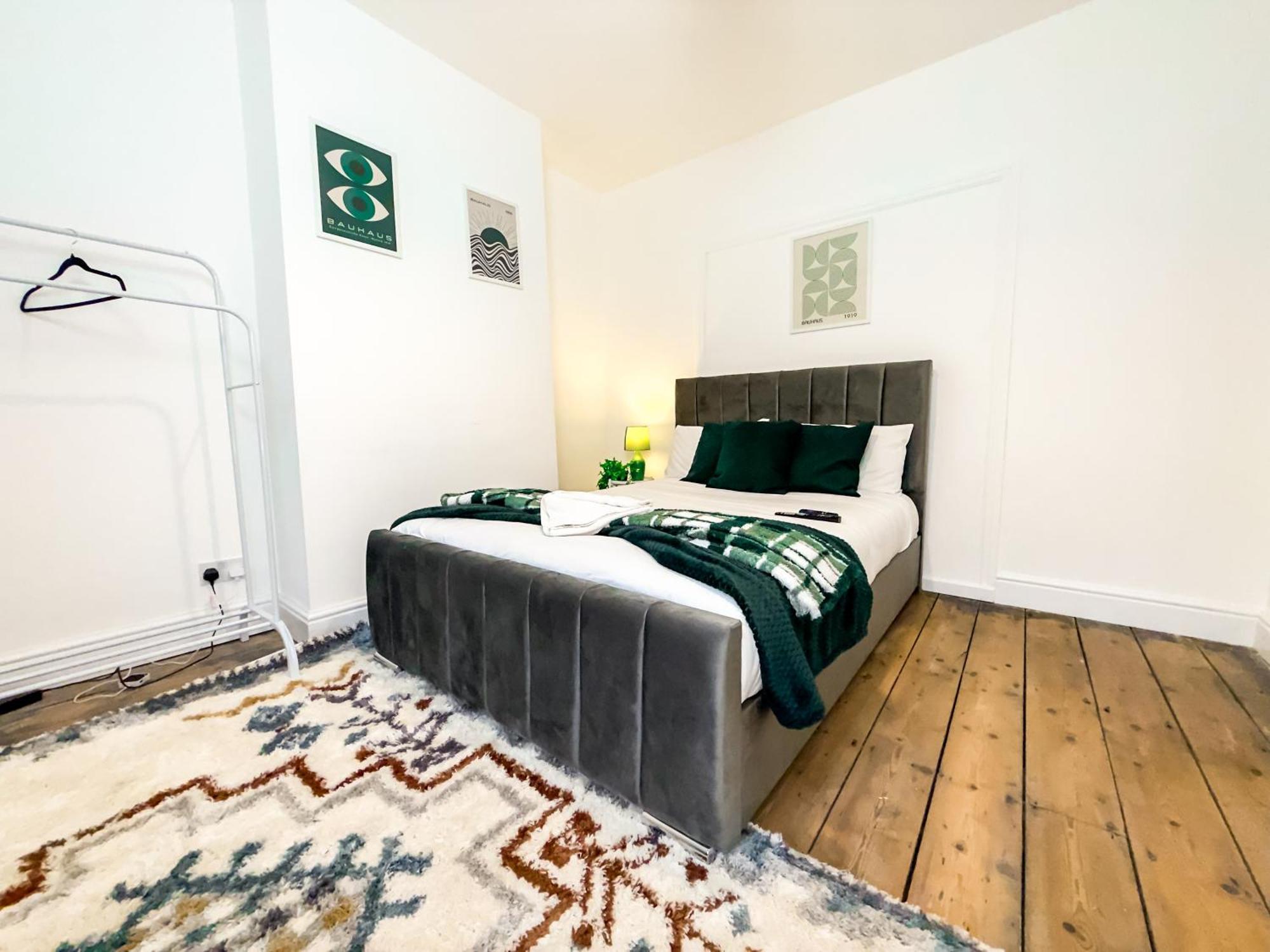 Bauhaus 4 Bedroom House By Altoluxoexperience Short Lets & Serviced With Free Parking Holiday home Bristol