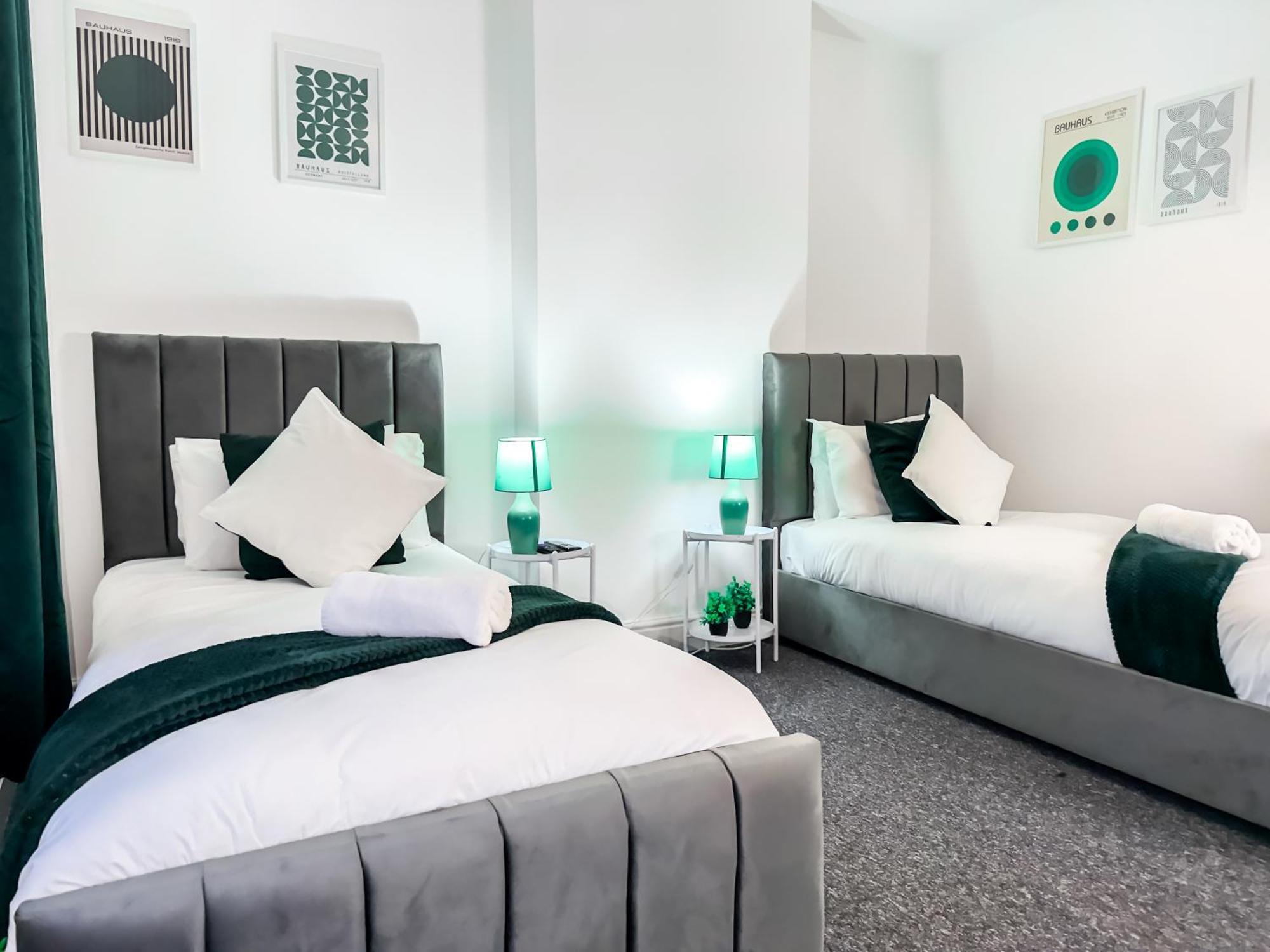 Bauhaus 4 Bedroom House By Altoluxoexperience Short Lets & Serviced With Free Parking * Bristol