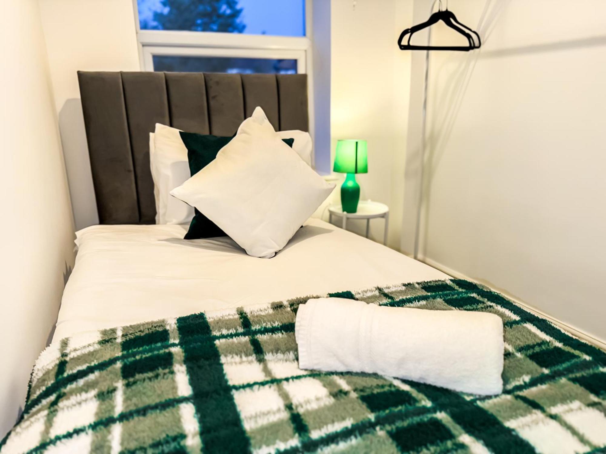 Bauhaus 4 Bedroom House By Altoluxoexperience Short Lets & Serviced With Free Parking