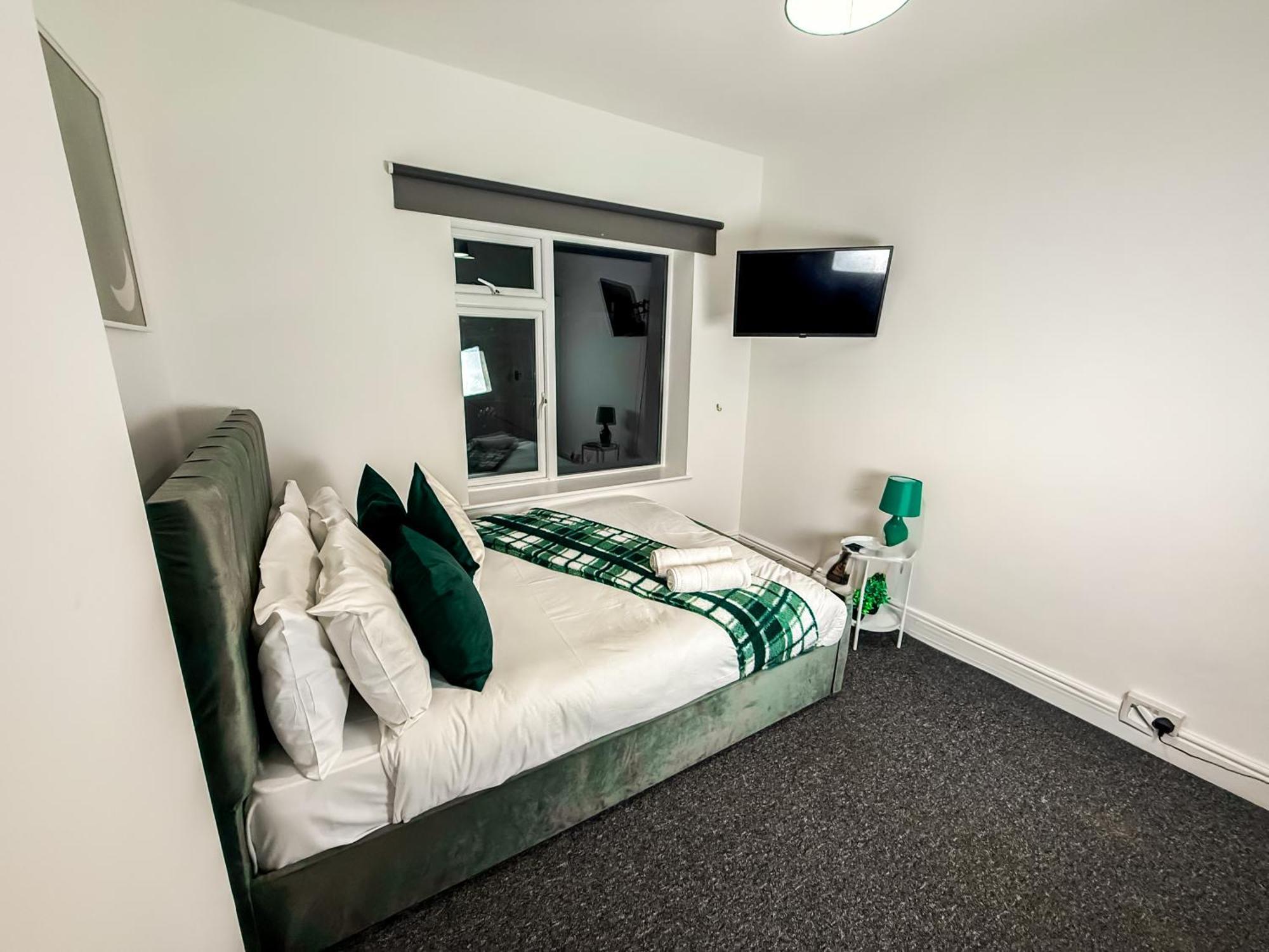 Bauhaus 4 Bedroom House By Altoluxoexperience Short Lets & Serviced With Free Parking Holiday home