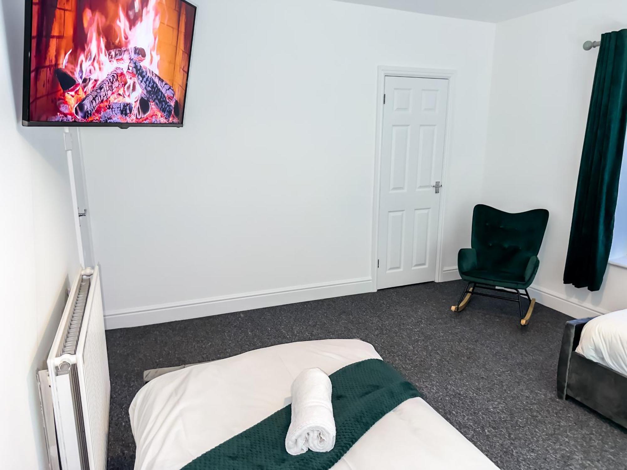 Bauhaus 4 Bedroom House By Altoluxoexperience Short Lets & Serviced With Free Parking Holiday home *