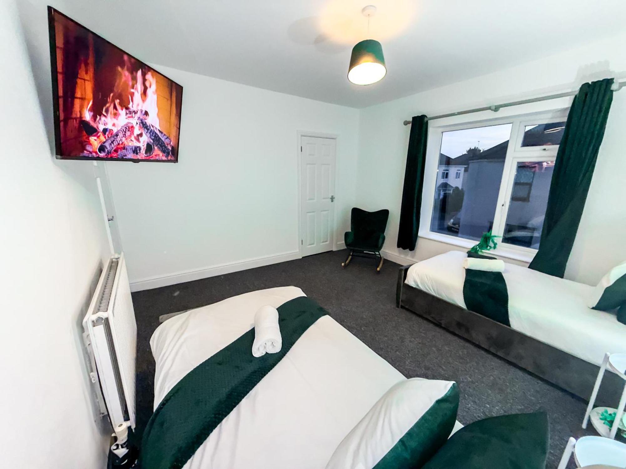 Bauhaus 4 Bedroom House By Altoluxoexperience Short Lets & Serviced With Free Parking *