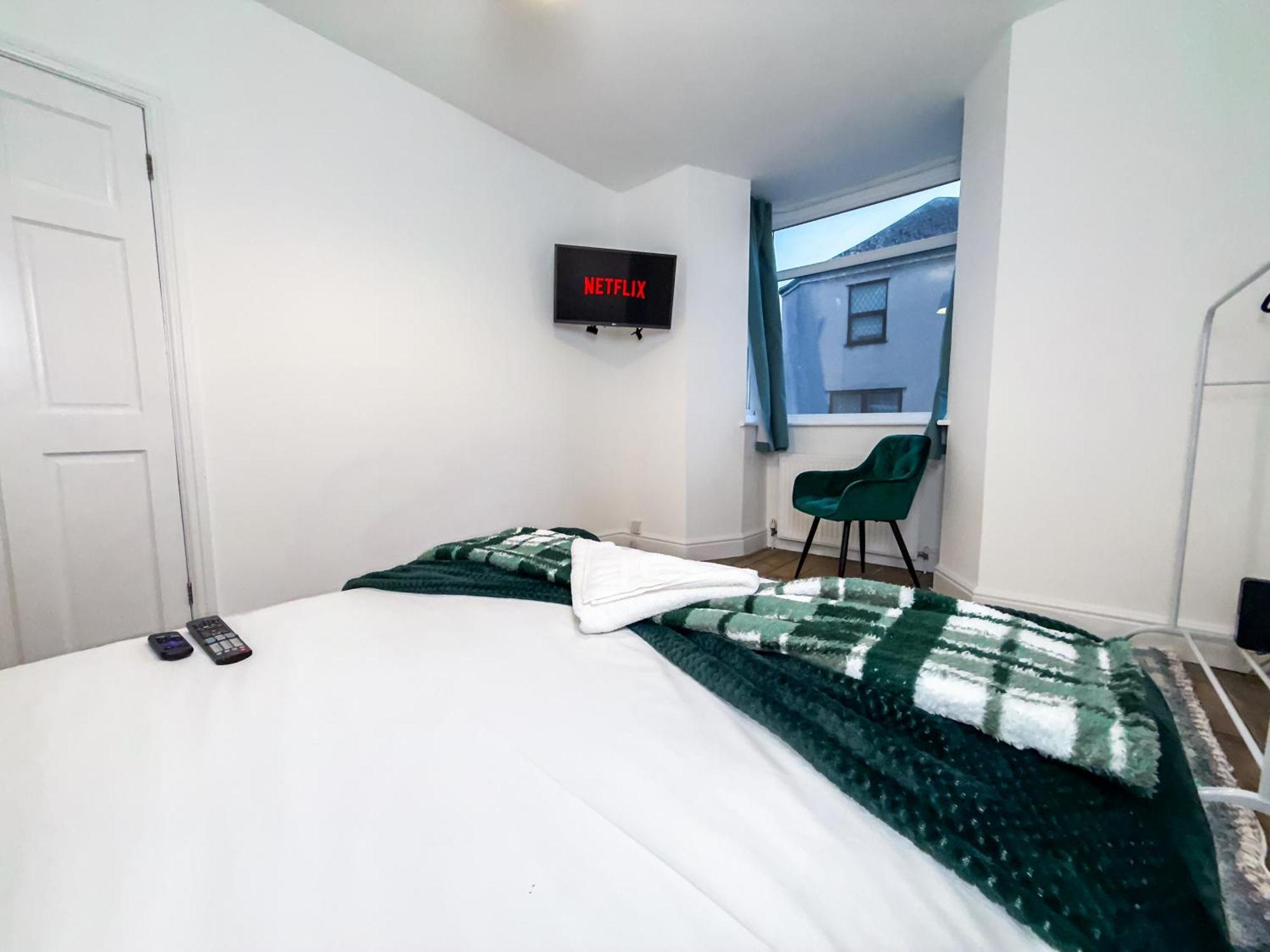 Bauhaus 4 Bedroom House By Altoluxoexperience Short Lets & Serviced With Free Parking Holiday home
