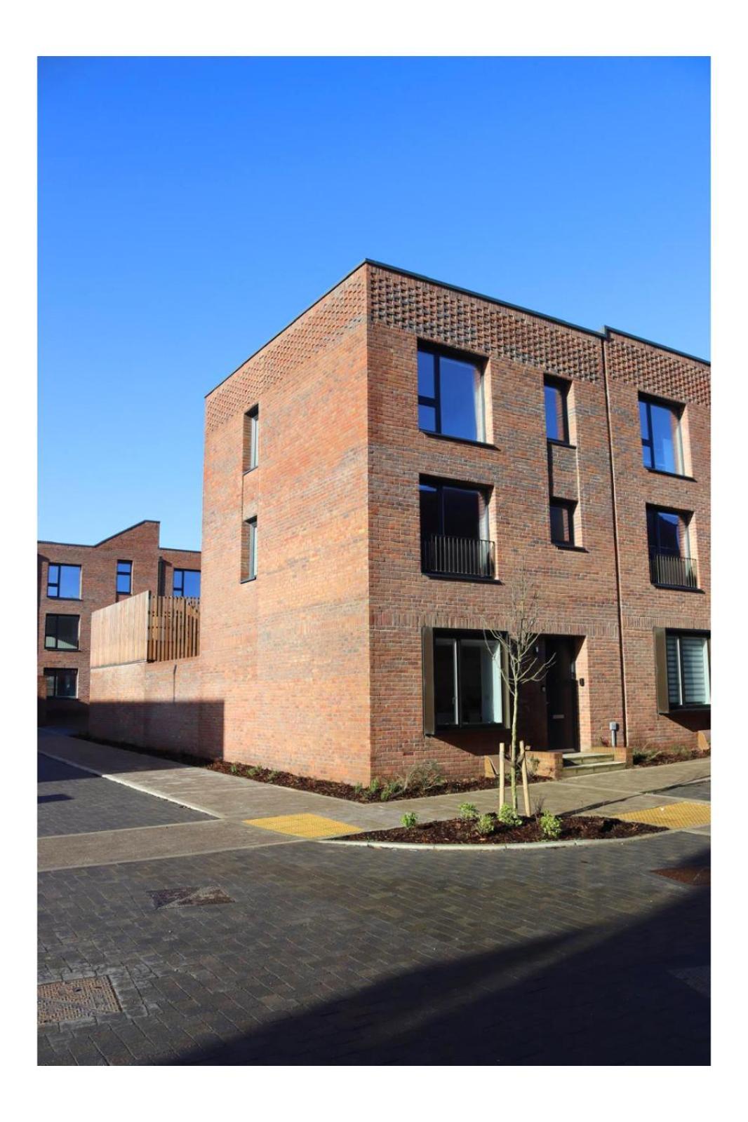 Modern 5 Bedroom Town House With Off St Parking
