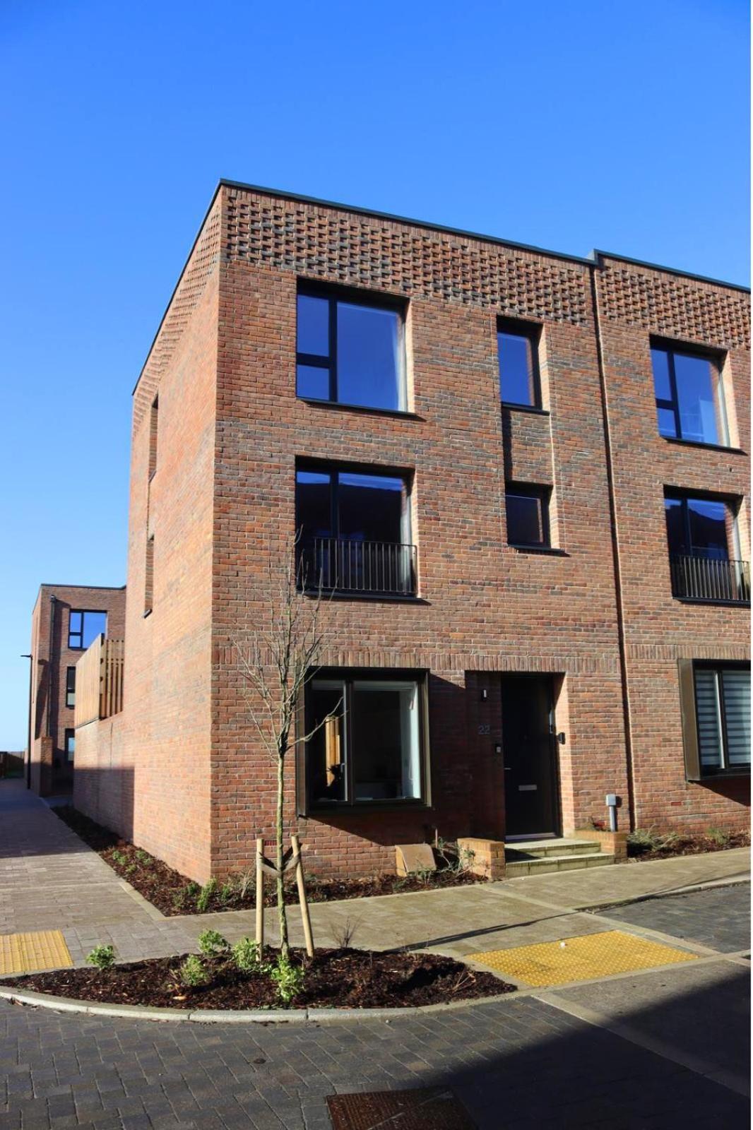 Modern 5 Bedroom Town House With Off St Parking Holiday home *