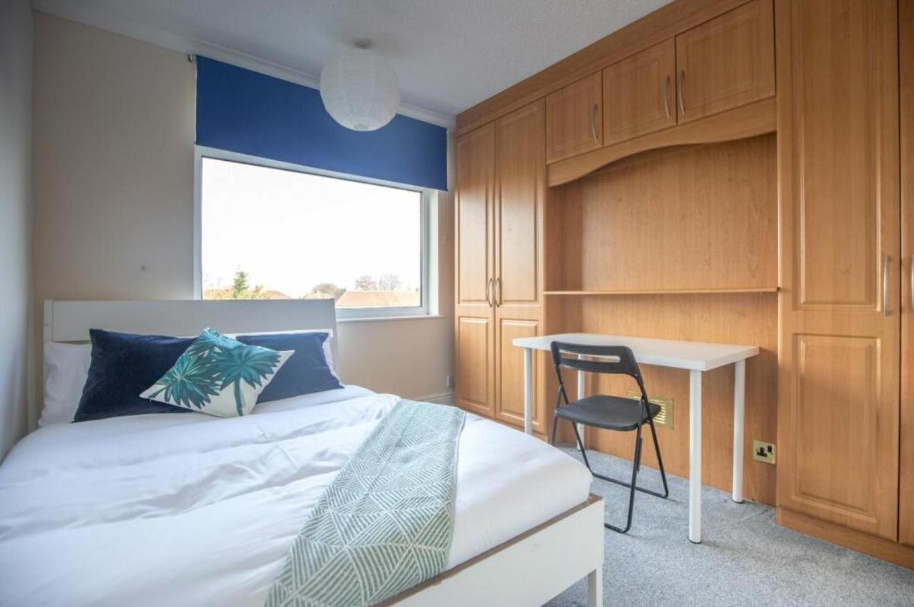 Stylish 5-bed Retreat With Wifi - Near Uwe & Mod Holiday home
