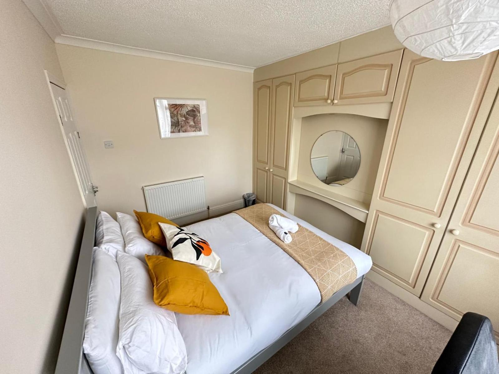 Holiday home Stylish 5-bed Retreat With Wifi - Near Uwe & Mod *