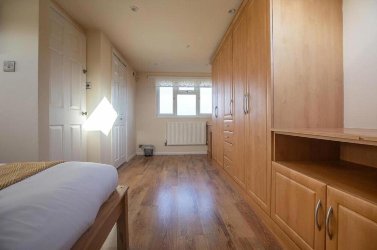 Stylish 5-bed Retreat With Wifi - Near Uwe & Mod Holiday home *