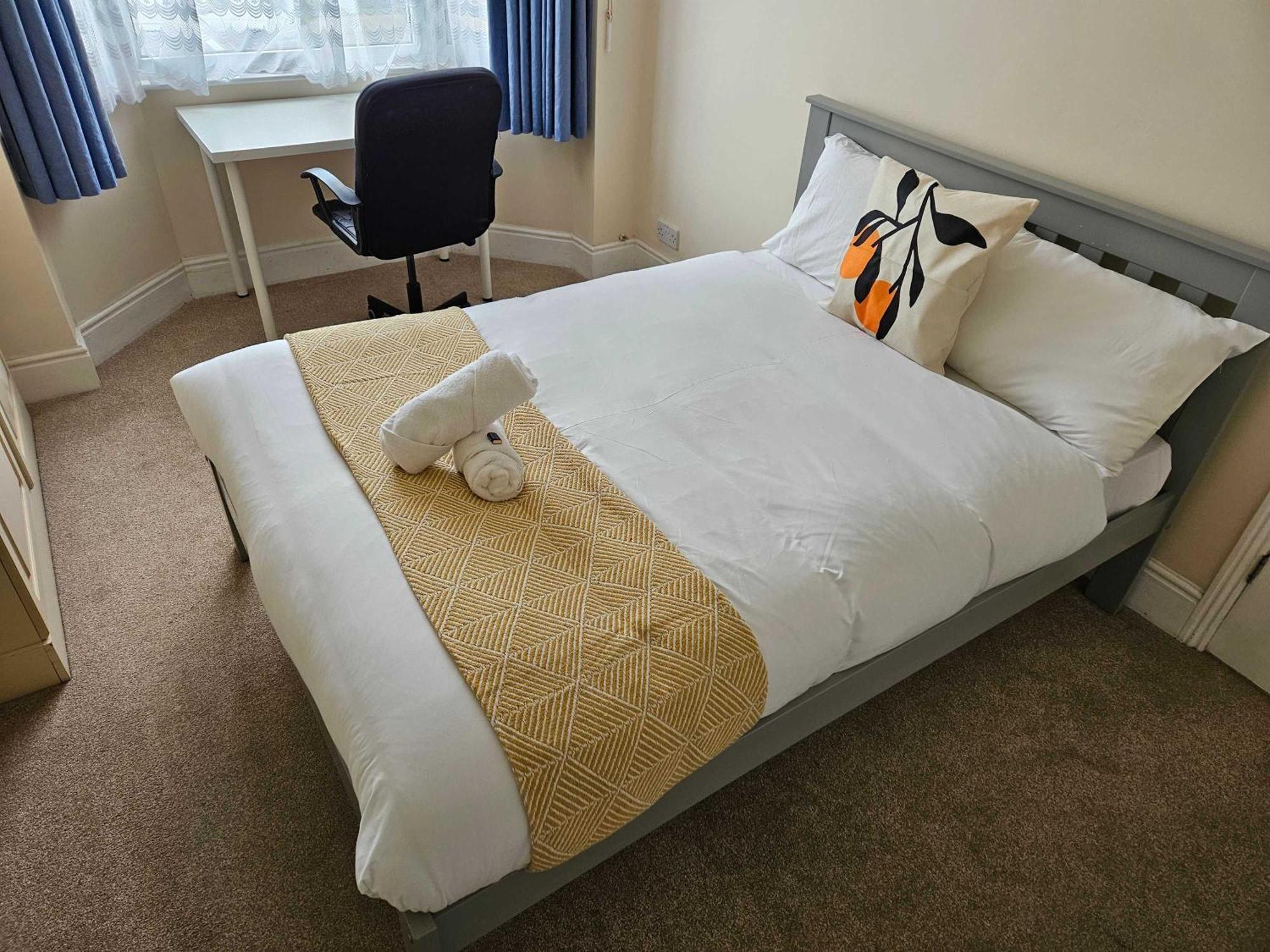 Stylish 5-bed Retreat With Wifi - Near Uwe & Mod Holiday home *