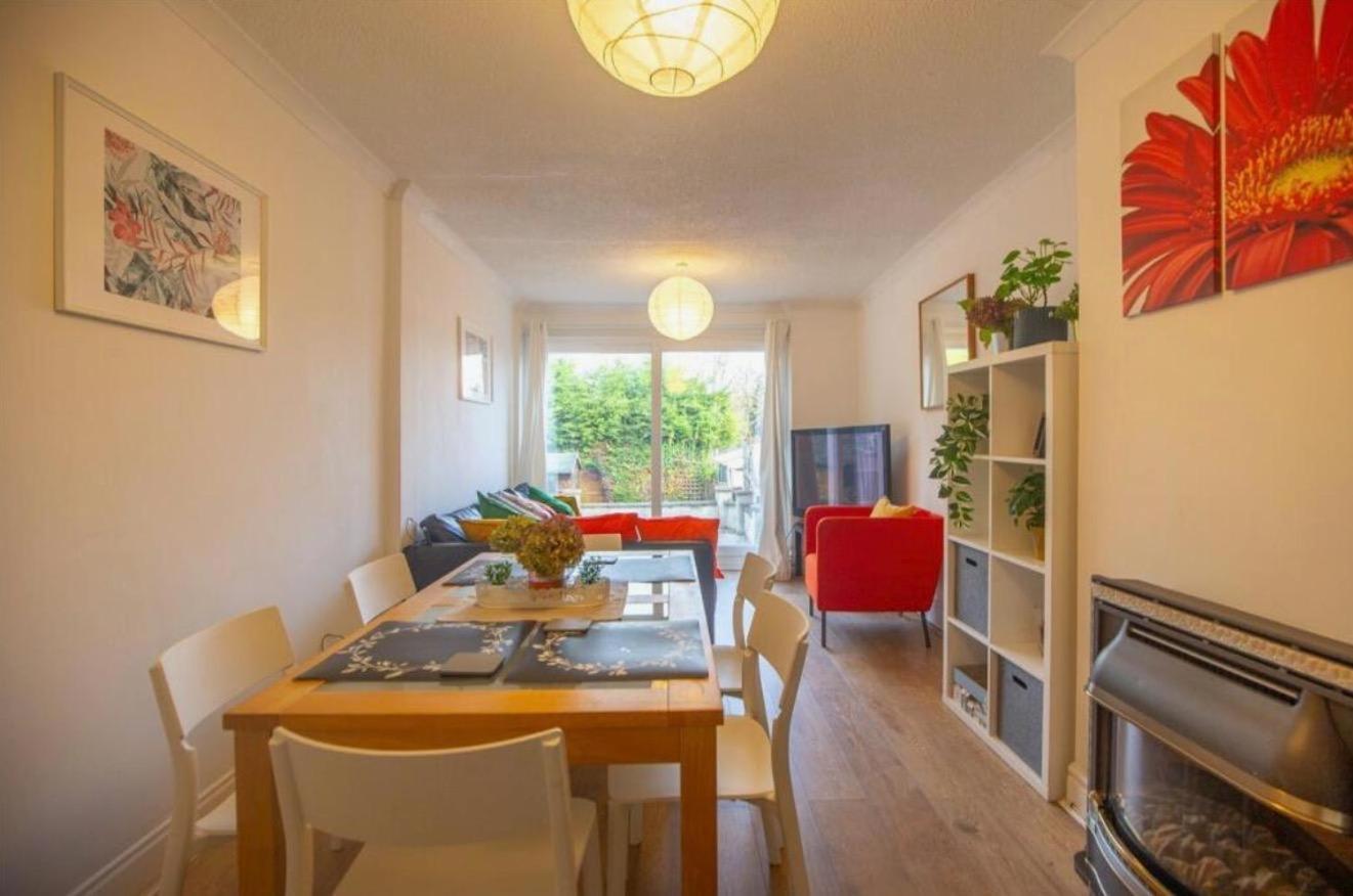 Holiday home Stylish 5-bed Retreat With Wifi - Near Uwe & Mod