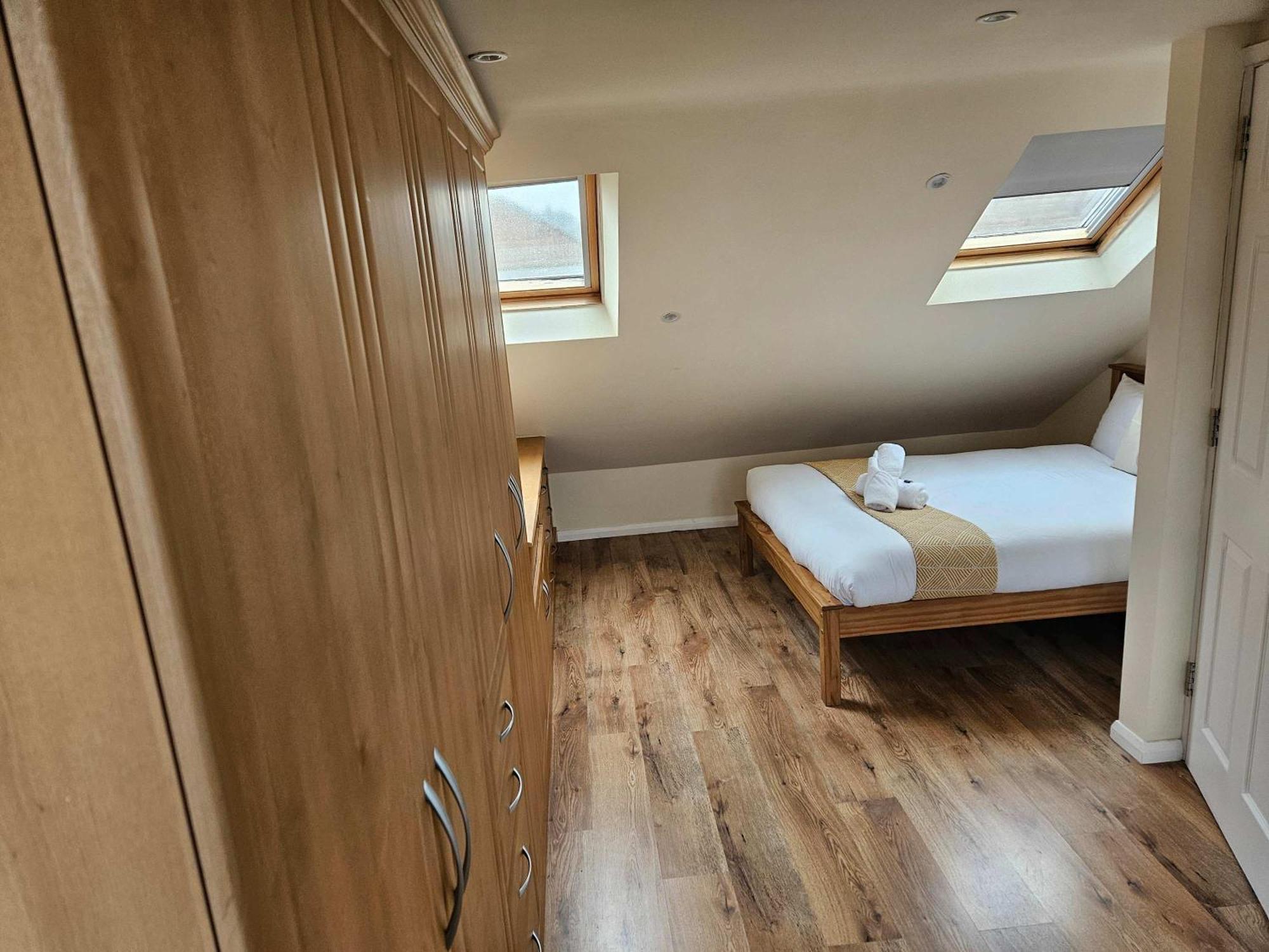Stylish 5-bed Retreat With Wifi - Near Uwe & Mod Holiday home *