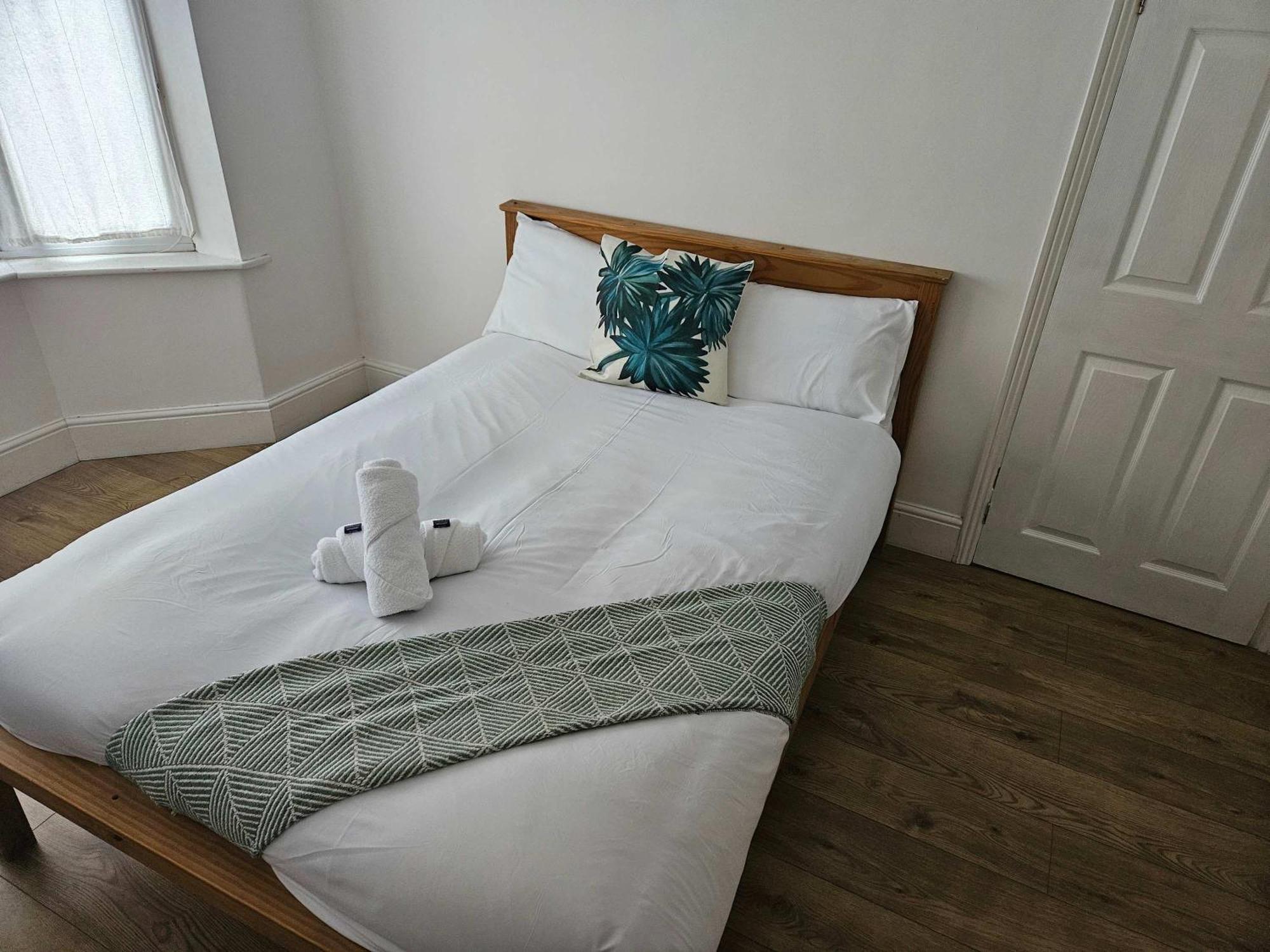 Holiday home Stylish 5-bed Retreat With Wifi - Near Uwe & Mod *