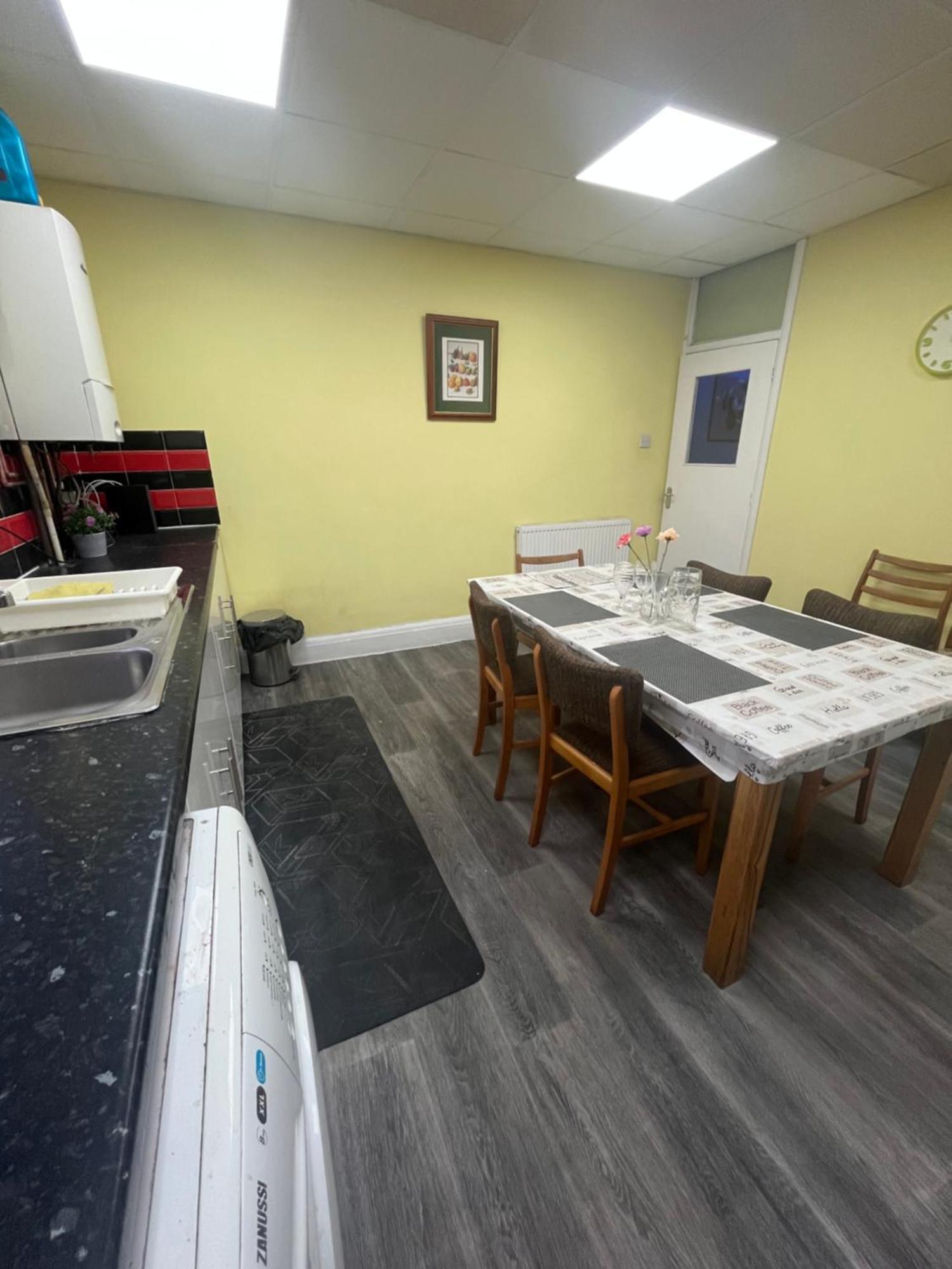 Executive 3 Near Southmead Hospital On Bathroom * Bristol