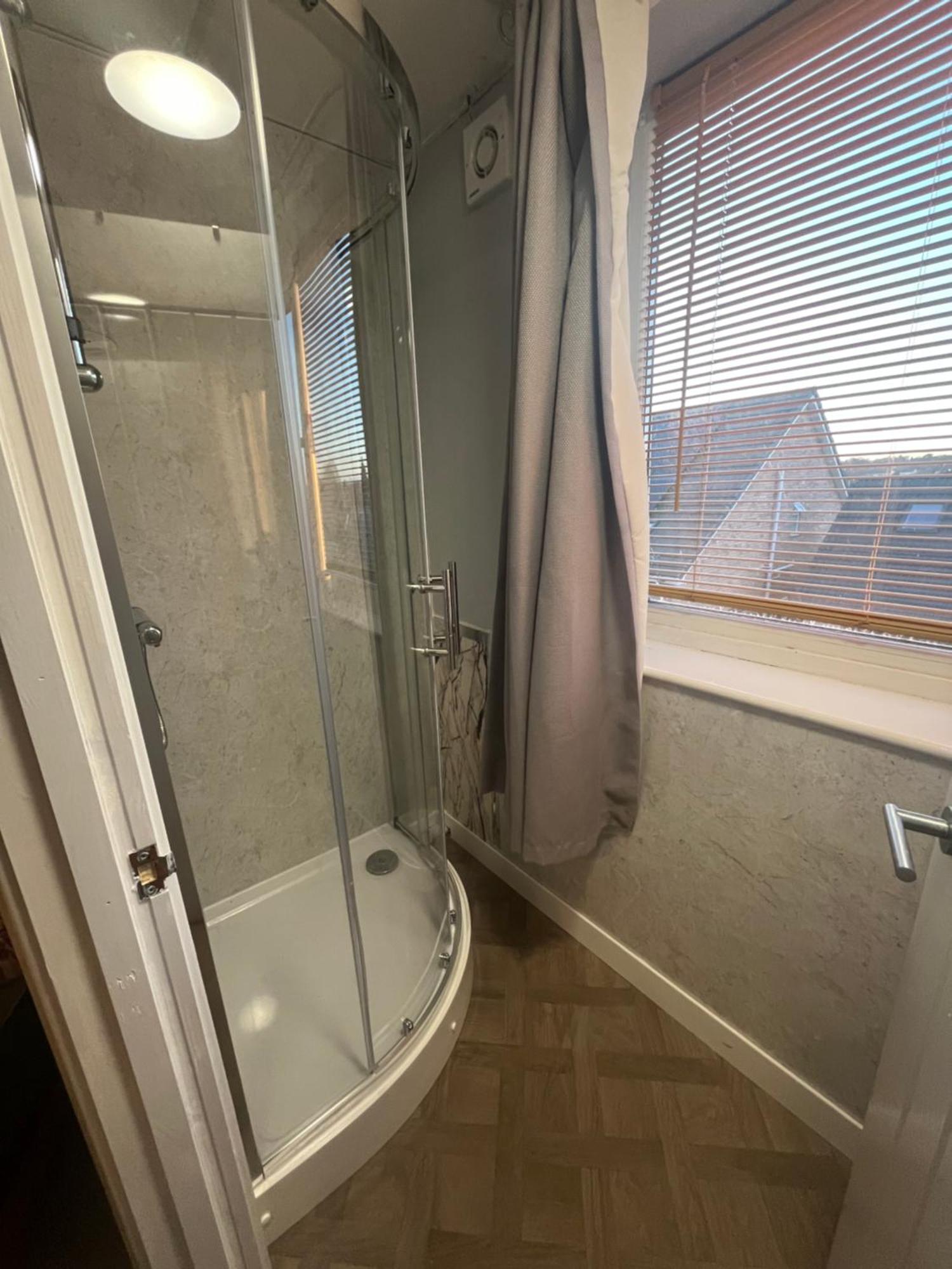 Executive 3 Near Southmead Hospital On Bathroom Apartment