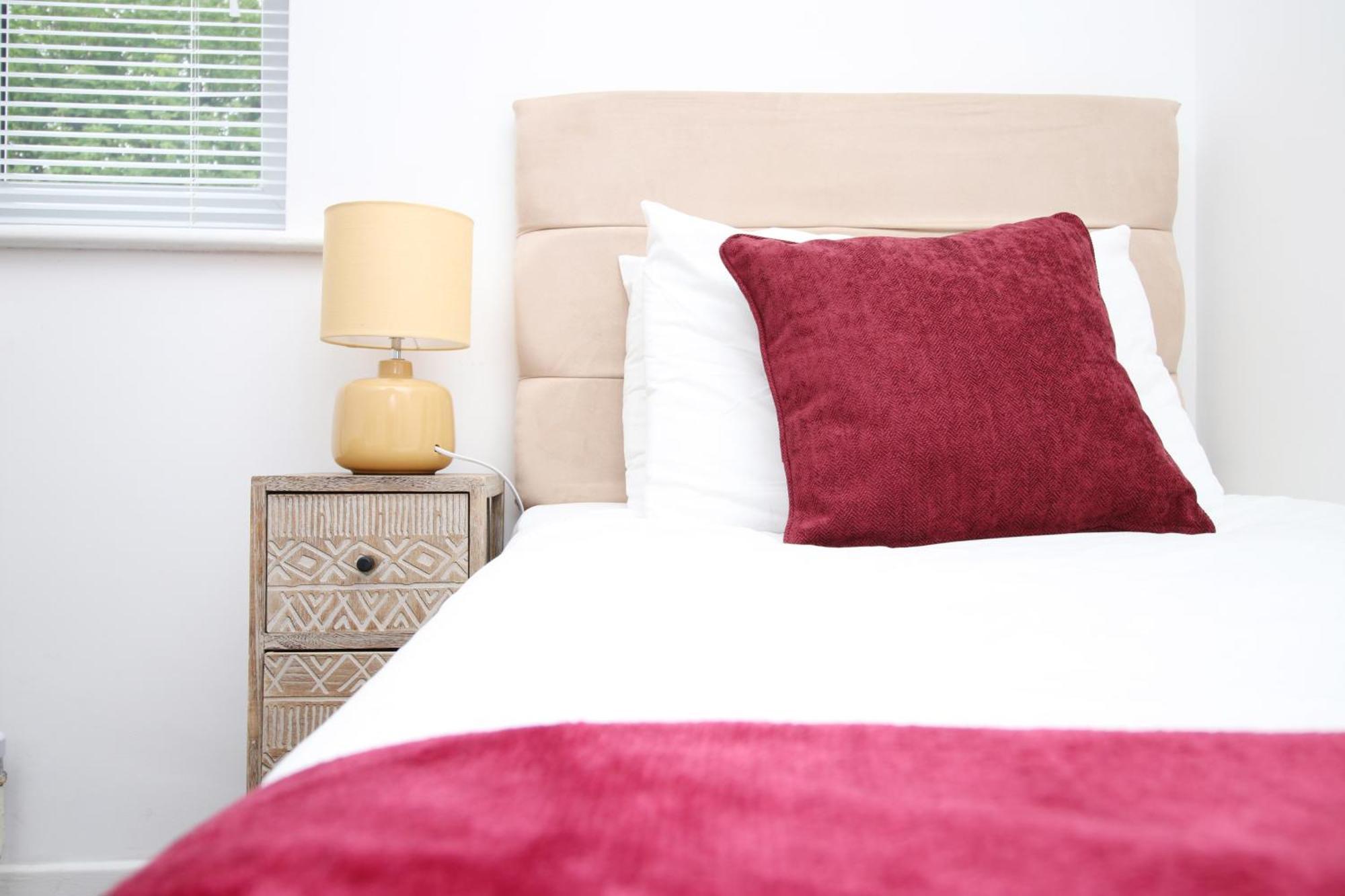 2bedroom Home- Free Parking, Wi-fi & Patio- Available For Long Or Short Term Holiday home