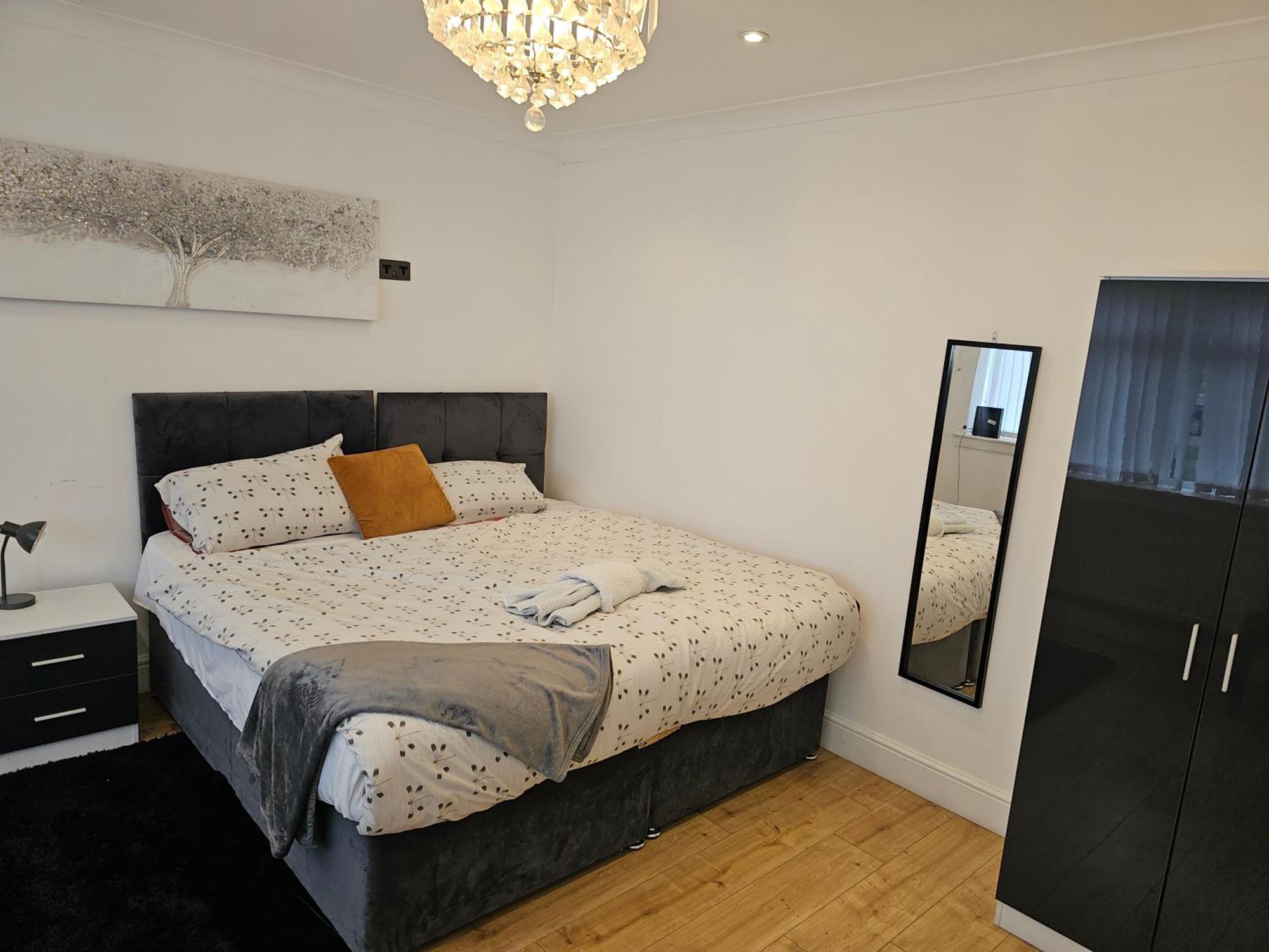Jah Bristol: Spacious 5-bed With Free Parking For Extended Apartment