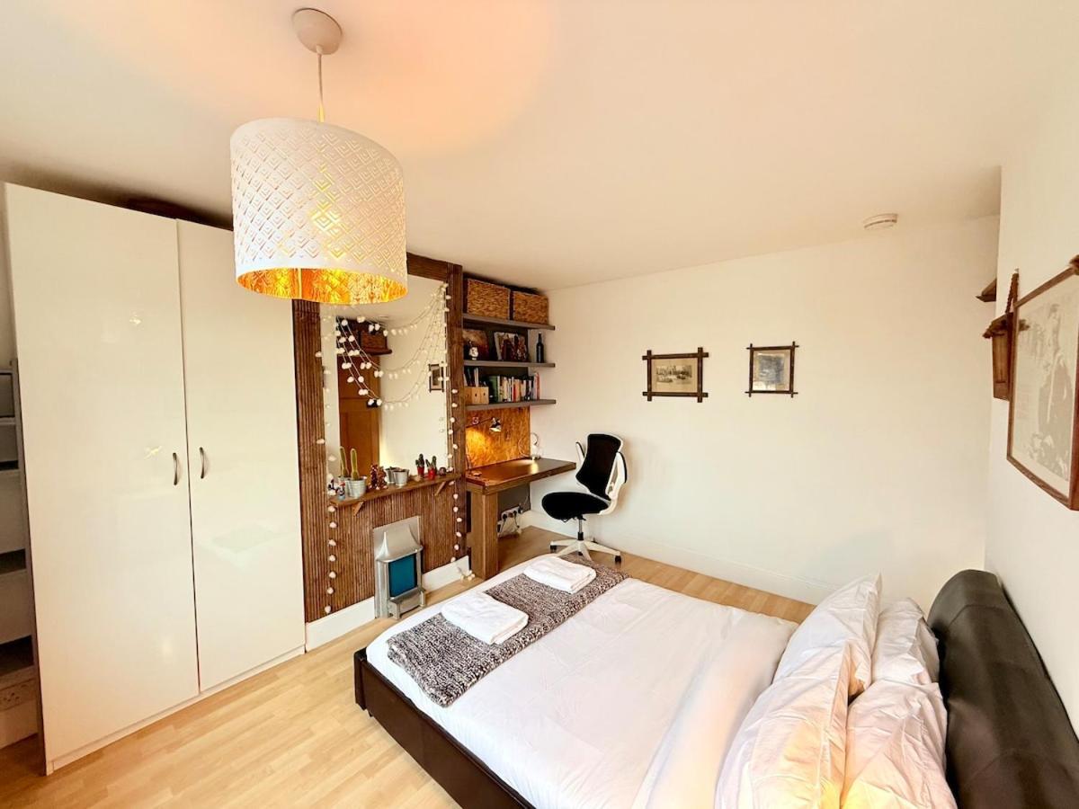 Redland's Fun & Colourful Artistic House *