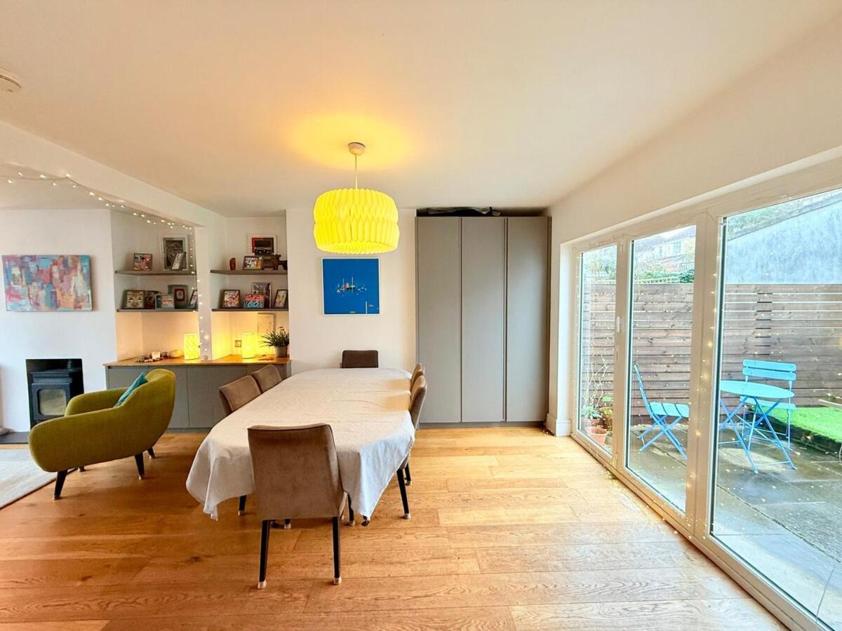 Redland's Fun & Colourful Artistic House Holiday home *