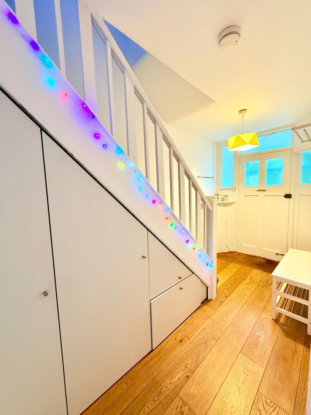 Redland's Fun & Colourful Artistic House Holiday home
