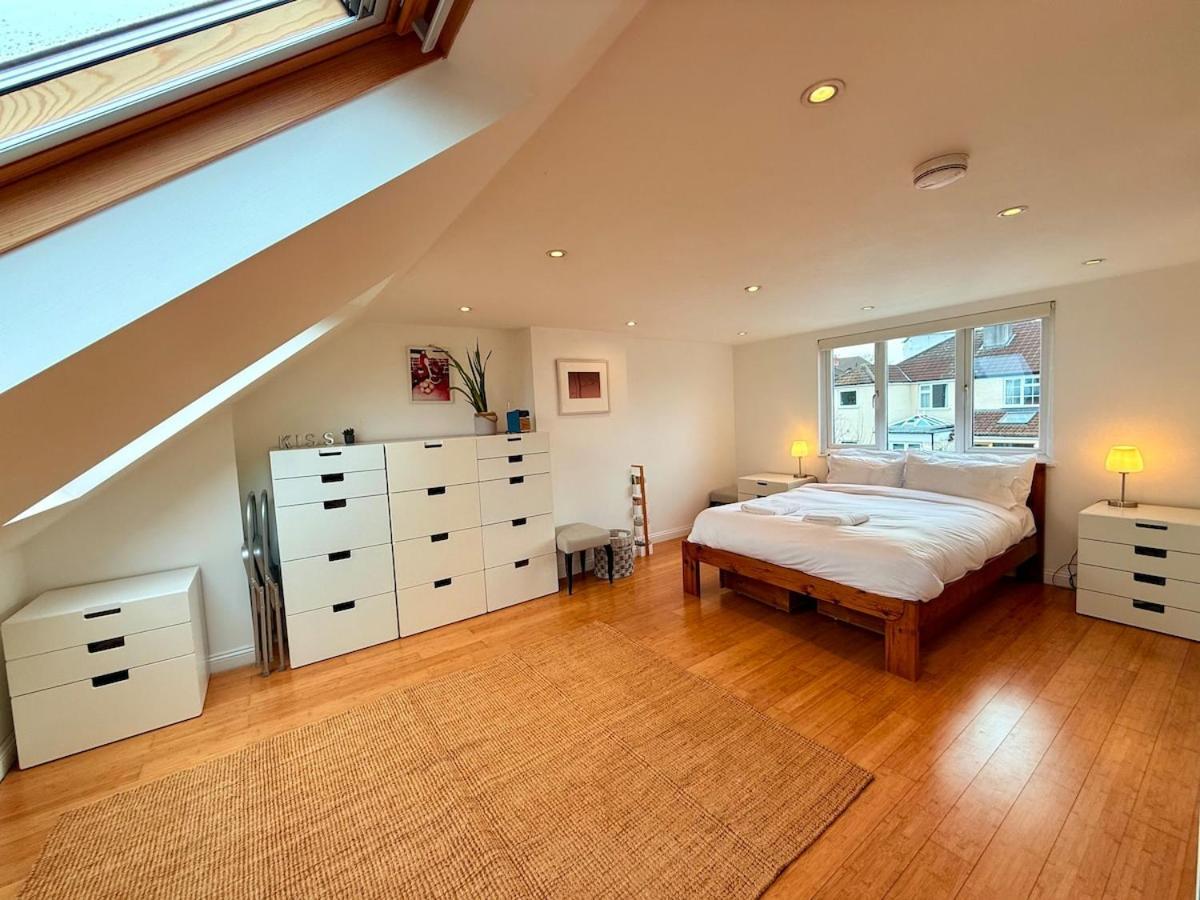 Redland's Fun & Colourful Artistic House Holiday home