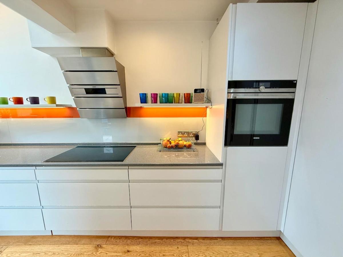Redland's Fun & Colourful Artistic House Holiday home Bristol