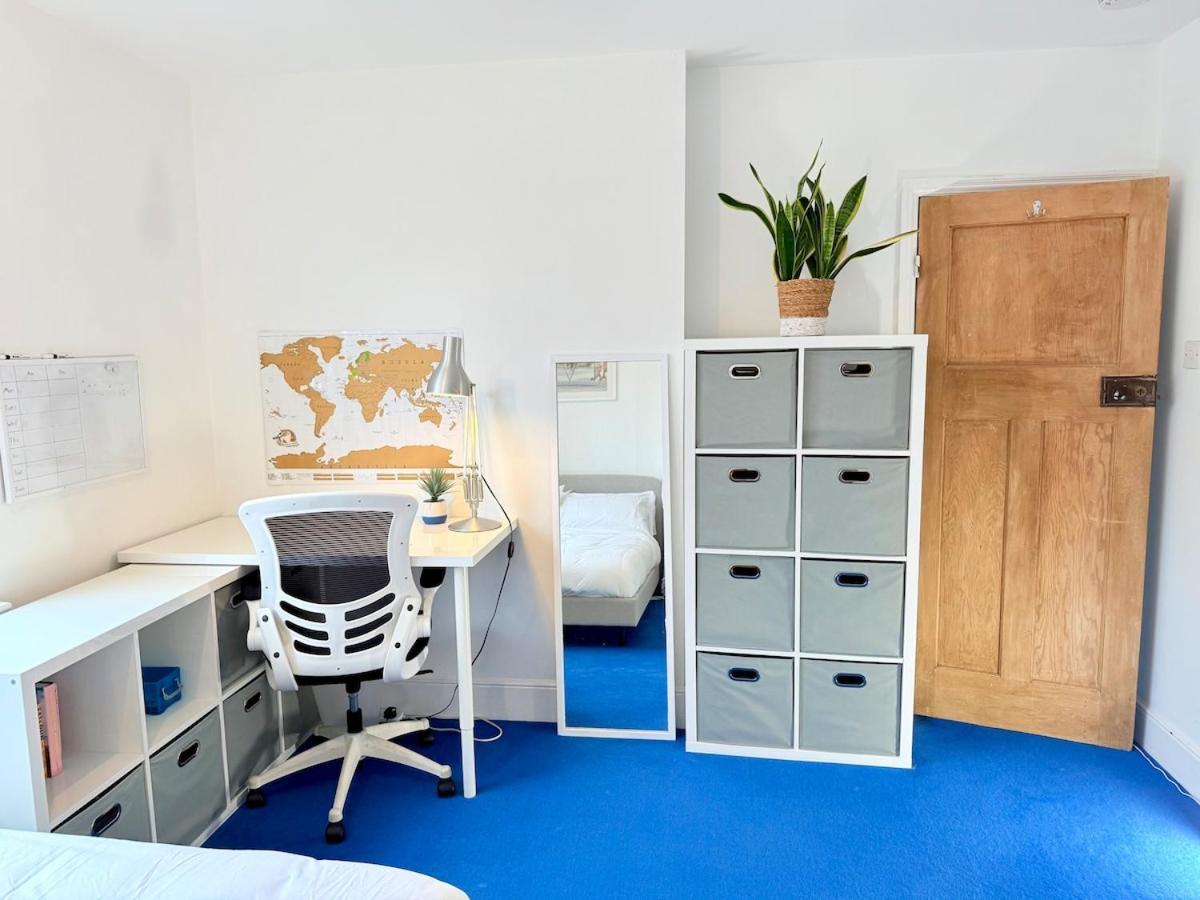 Redland's Fun & Colourful Artistic House Holiday home *